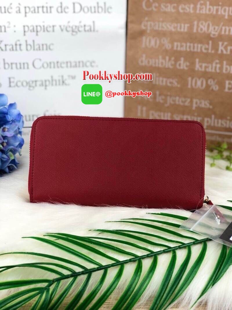 LYN LONG WALLET กระเป๋าใบยาวซิปรอบ ด้านหน้าปั๊มโลโก้แบรนด์ มีช่องซิปซ่อนด้านหน้าสามารถใส่เหรียญได้ เปิดปิดด้วยซิปรอบ ด้านในมีช่องใส่ธนบัตรตามยาว 2 ช่อง ช่องซิปใส่เหรียญและช่องการ์ด ทรงสวย รุ่นนี้สวยเก๋มากๆ สาวต้องมีซักใบค่า *มีถุงผ้า, ป้ายแทคราคา*