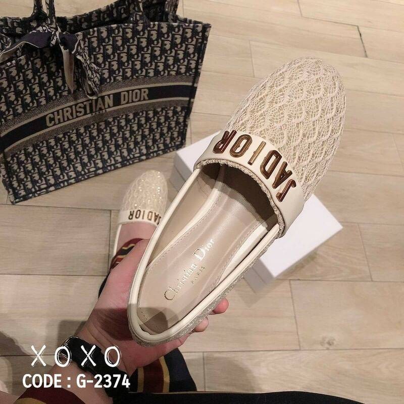 สินค้าพร้อมส่ง พื้นตีแบรนด์ : Dior กล่องน้ำตาลเรียบ ไม่มีอปก. คัชชูผ้าลูกไม้นุ่ม ใส่สบาย งานแบรนด์ ด้านหน้า กว้าง คาดอะไหล่สีทอง หนา อย่างดี สวย หรู