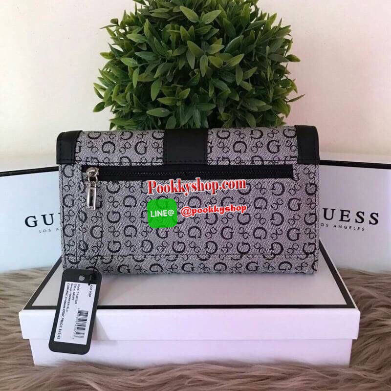 Guess leather wallet กระเป๋าสตางค์ใบกลาง ด้านหน้าแต่งโลโก้แบรนด์โลหะสวยหรูลายซิกเนเจอร์ของแบรนด์ ภายในมีช่องใส่ธนบัตร บัตรต่างๆ ช่องใส่รูป มีช่องยาว 3 ช่อง ใส่ธนบัตร ด้านหลังมีช่องซิปใส่เหรียญ ปิดเปิดใช้งานสะดวก ถือถนัดมือ ขนาดกำลังพอเหมาะ ดีไซร์หรูสวยงาม