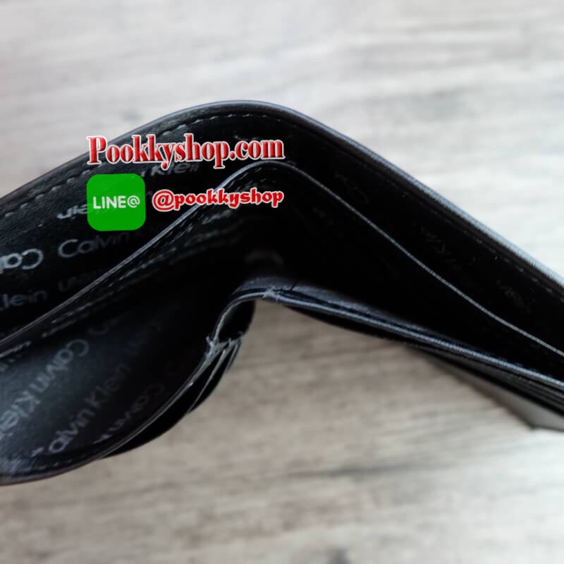 Calvin Klein Short Wallet กระเป๋าสตางค์ใบสั้น โดดเด่นด้วยการ ปั๊มโลโก้แบรนด์ตัวใหญ่ที่ด้านหน้า ภายในมีช่องใส่ธนบัตรและช่องใส่บัตรหลายช่อง จะมอบเป็นของขวัญหรือใช้เองก็แนะนำค่ะ