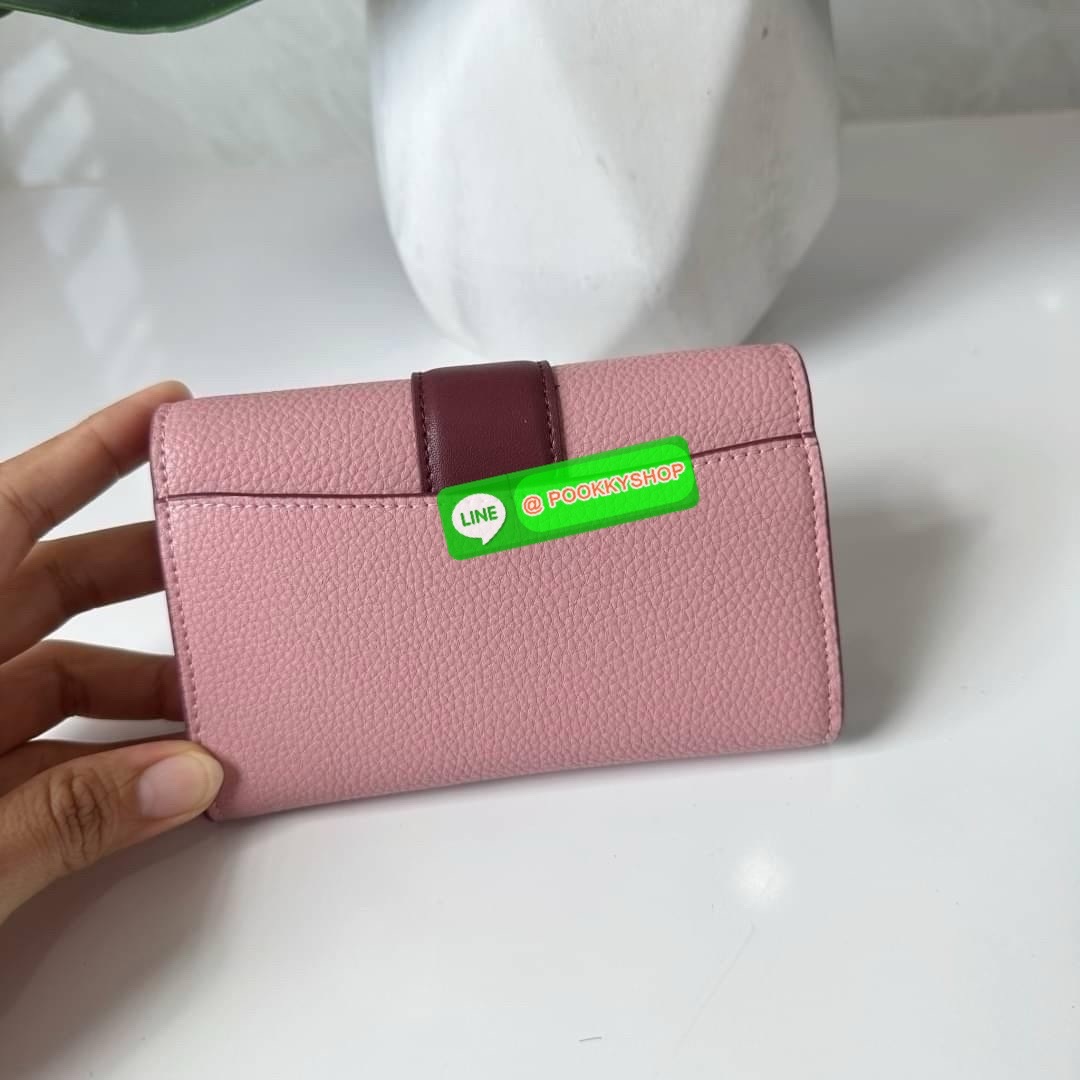 Coach Medium Grace Wallet (Cl421) 🔖กระเป๋าสุดหรูใบกลาง ขนาดกำลังดีกระทัดรัด 🔖วัสดุ : pebble leather 🔖ภายในมีช่องใบบัตรเครดิต 6 ช่อง มีช่องใส่เหรียญแยก สามารถใส่ธนบัตรแบงค์พันได้คะ