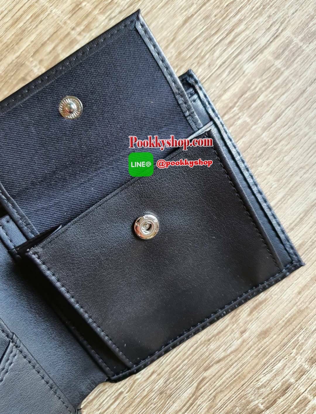 LEVI'S WALLET กระเป๋าสตางค์ทรงสั้นสำหรับคุณผู้ชาย แบบพับสองตอน วัสดุหนังคุณภาพดี ด้านหน้าปั้มโลโก้แบรนด์ ภายในมีช่องใส่ธนบัตรแยกเป็นสัดส่วน ตัวจริงสวยน่าใช้มากค่า