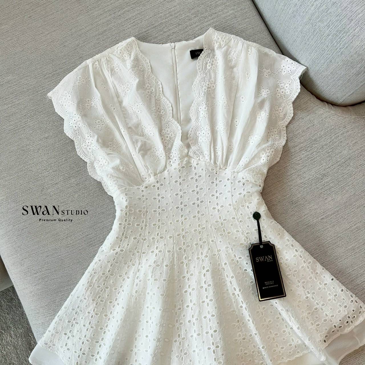 เซต 2 ชิ้นดีไซน์หวานละมุน เดรสผ้าลูกไม้ฉลุลายสวยทั้งตัว เดรสออกแบบช่วงอกทรงคอวีแต่งลูกไม้ระบายคลุมบ่า พร้อมกางเกงขาสั้นแยกชิ้นด้านใน เนื้อผ้าอย่างดี ให้ลุคดูนุ่มนวลและมีความพิเศษทุกองศา ใส่ง่ายได้ทั้งวันสบายและดูแพงในเวลาเดียวกัน เหมาะทั้งออกงาน คาเฟ่ หรื