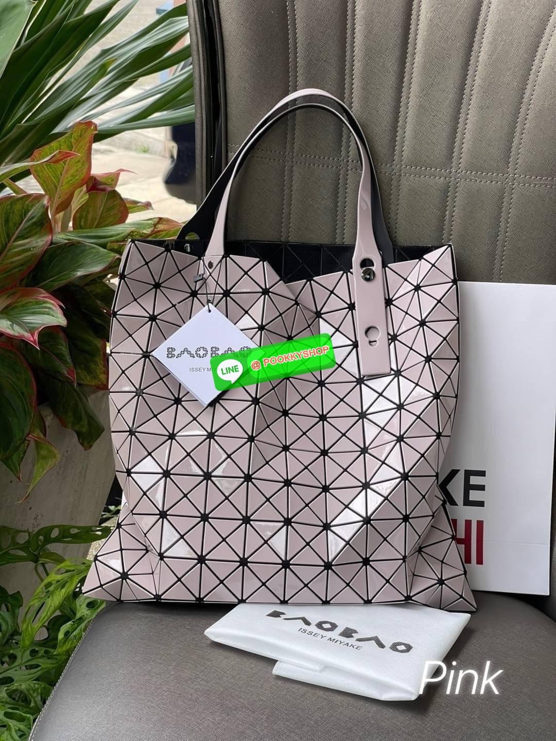 💕 Baobao Issey Miyake Prism Frost ToTe Bag ซีรีส์ที่มีความแวววาวนุ่มนวลและมีลวดลายคล้ายเกรนของผ้าเพื่อสร้างลุคที่มีเท็กซ์เจอร์ กระเป๋าโท้ตที่มีให้เลือกอย่างหลากสี มีกระเป๋าซิปด้านในที่สามารถเก็บของมีค่าได้อย่างปลอดภัย เช่น บัตรโดยสารประจำและกุญแจ