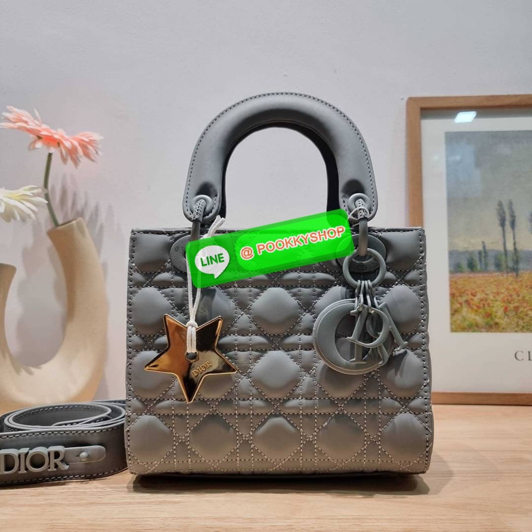 NEW ARRIVAL!! CD LADY ULTRAMATTE BAG กระเป๋าสะพายข้างพรีเมี่ยมกิ๊ฟสุดฮอต ดีไซน์เรียบง่าย แต่แฝงไปด้วยความหรูหรา ทรงกล่องคลาสสิค โดดเด่นด้วยพวงกุญแจอะไหล่สีเดียวกับตัวกระเป๋า วัสดุหนังแท้ผิวแมทท์ ลายเส้นซ้อนทับสวยงาม มีรูปแบบ หูจับในตัวและสายครอสบอดี้สุดเล