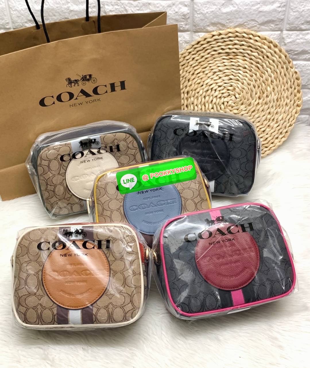 New arrival! 🌈รุ่นใหม่ห้ามพลาดค่ะ! Coach Dempsey Camera Bag In Signature Jacquard With Stripe And Coach Patch ((1912)) พร้อมส่งที่ไทย! กระเป๋าสะพายครอสบอดี้ร์กรือสะพายข้างได้ วัสดุJacquard+หนังแท้ สวยงามมากๆค่ะ ด้านหน้ามีป้ายวงกลมหนังโลโก้แบรนด์ เ