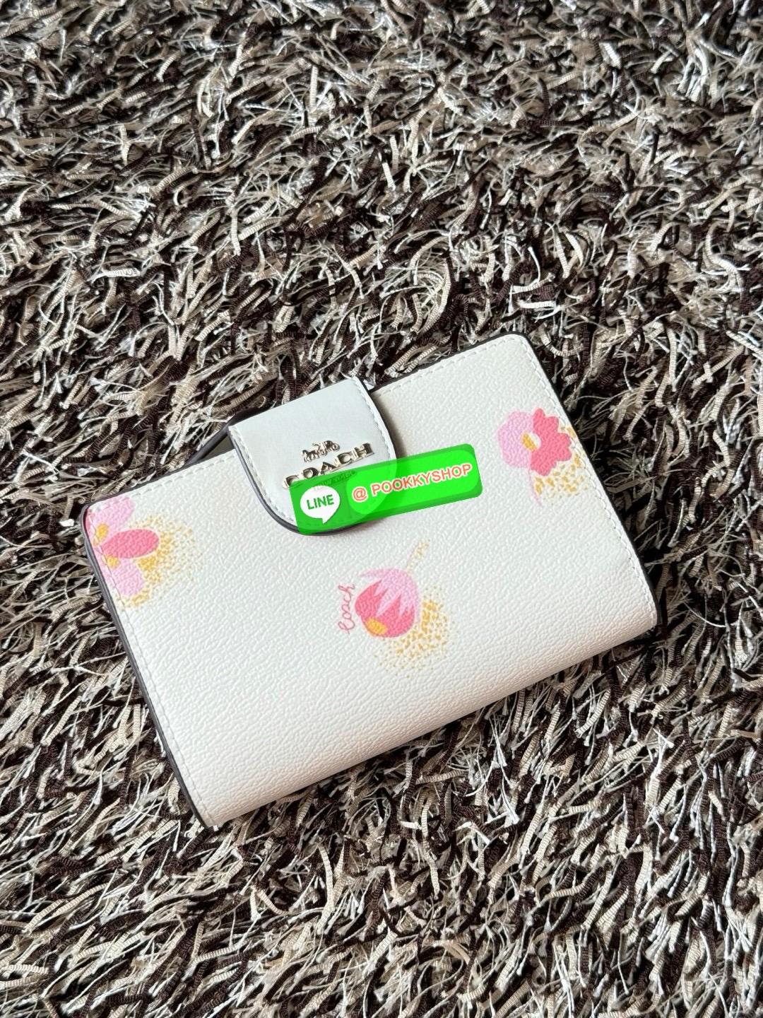 COACH MEDIUM CORNER ZIP WALLET IN SIGNATURE CANVAS กระเป๋าสตางค์ขนาดกลางที่ถือว่าเป็นไอเทม Must Have ของทุกเพศทุกวัยที่ต้องพกติดตัวไว้ตลอดเวลา เพราะนอกจากจะช่วยจัดเก็บเงิน บัตรประชาชน บัตรเครดิตและต่าง ๆ ให้เป็นระเบียบเรียบร้อยยังต้องคำนึงถึงประโยชน์ใช้สอ