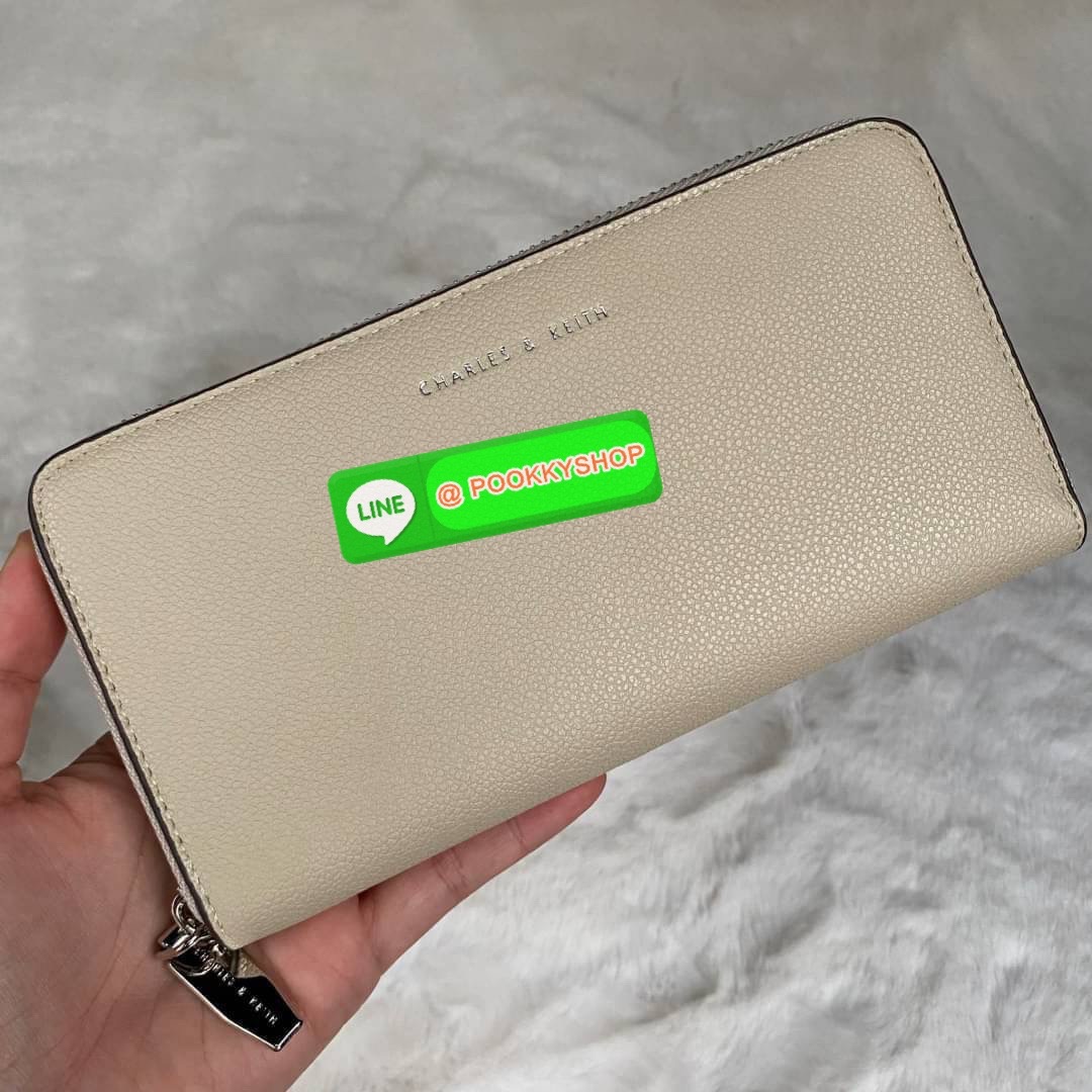 CHARLES & KEITH LONG ZIP AROUND WALLET กระเป๋าเงินใบยาวซิปรอบถูกหลังฮวงจุ้ย คอลเลคชั่นสีสุภาพหนังปั๊มลายคาเวียร์ทั้งใบ น้ำหนักเบา ด้านในกระเป๋าแบ่งเป็น 3 ช่องใหญ่ มีช่องซิปใส่เหรียญตรงกลาง จุการ์ด 12 ช่อง สามารถใส่ธนบัตรได้ตามยาวอีก 2 ช่อง มาพร้อมกล่องและ