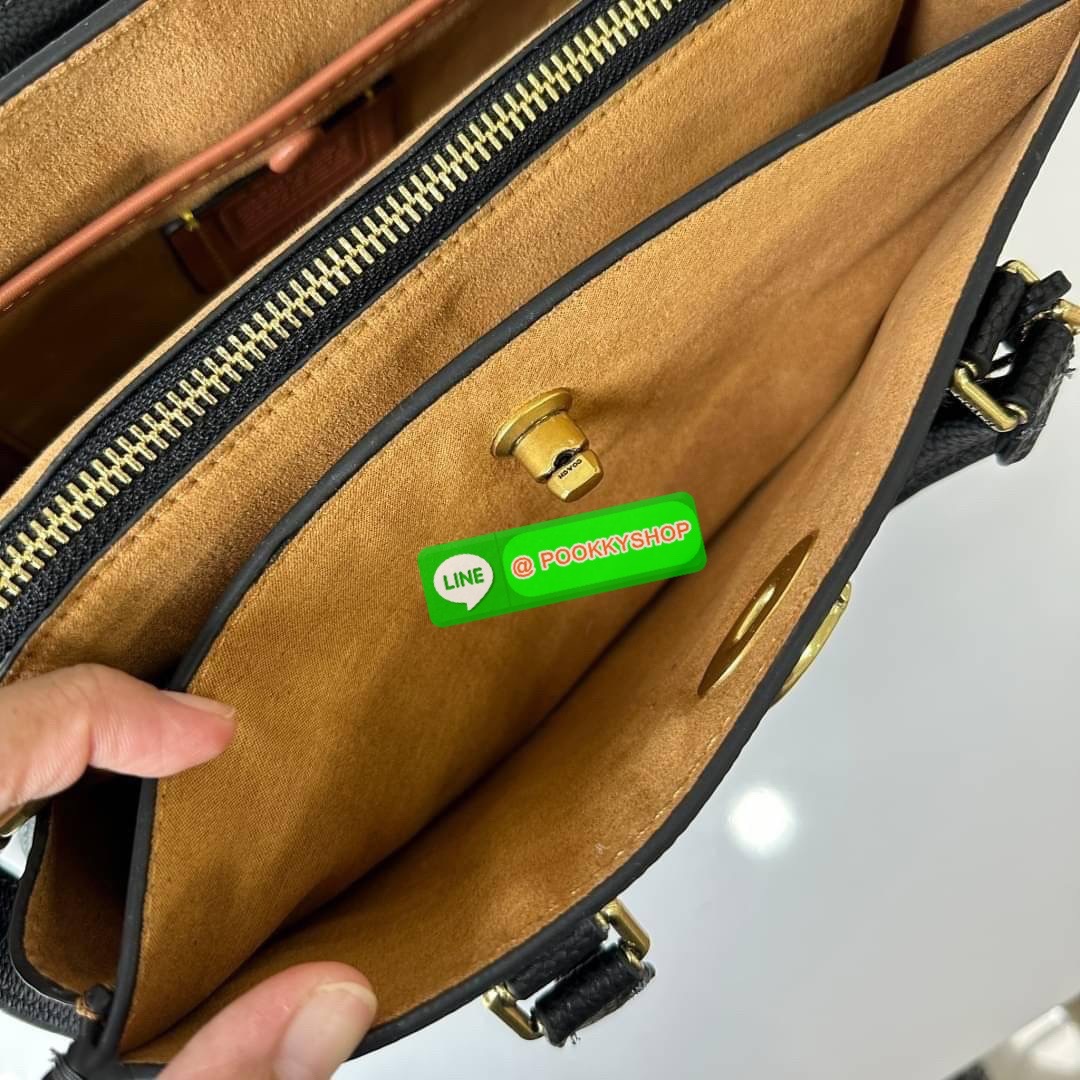 COACH BROOKE CARRYALL 28 (CE733) กระเป๋าถือหรือสะพายข้าง สุดหรู ลุคคุณนาย ให้วัสดุแคนวาสตัดหนังแท้ ภายในกว้าง แบ่งช่องเป็นสัดส่วน มีช่องซิปตรงกลาง สายสะพายถอดออกได้ จะถือหรือสะพายแมทซ์ได้หลายลุคเลยค่ะ