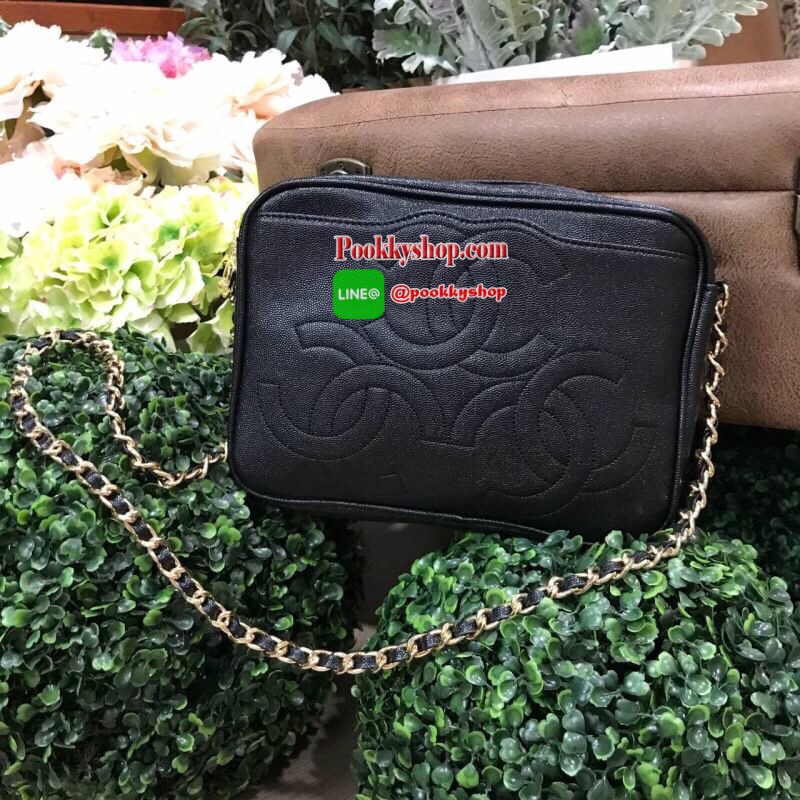 ห้ามพลาด! New! Chanel Shoulder Bag With Chain VIP Gift With Purchase (GWP) รุ่น Limited พรีเมี่ยมกิ้ฟ Chanel Perfume Counter ทรงเหลี่ยมขนาดกำลังดีวัสดุหนังคาเวียร์สวยหรูอยู่ทรง เปิดปิดด้วยซิปหัวซิปแบรนด์ ด้านหน้าปั้มโลโก้แบรนด์ ภายในมีโลโก้และช่องซิป ใส่ก