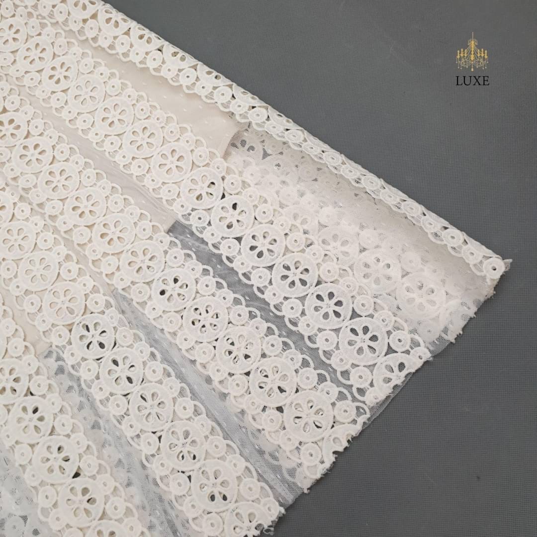 Guipure Lace Dress Label : LEA เดรสเสื้อคอกลมแขนกุด กระโปรงบานทรงเอยาวคลุมเข่า ทำจากลูกไม้โครเชต์เนื้อนุ่ม ทอลายสวยคมชัด แต่งสลับผ้าเน็ตซีทรู มีซิปซ่อนและซับในอย่างดี คัตติ้งเนี้ยบ เรียบหรูดูดีค่ะ