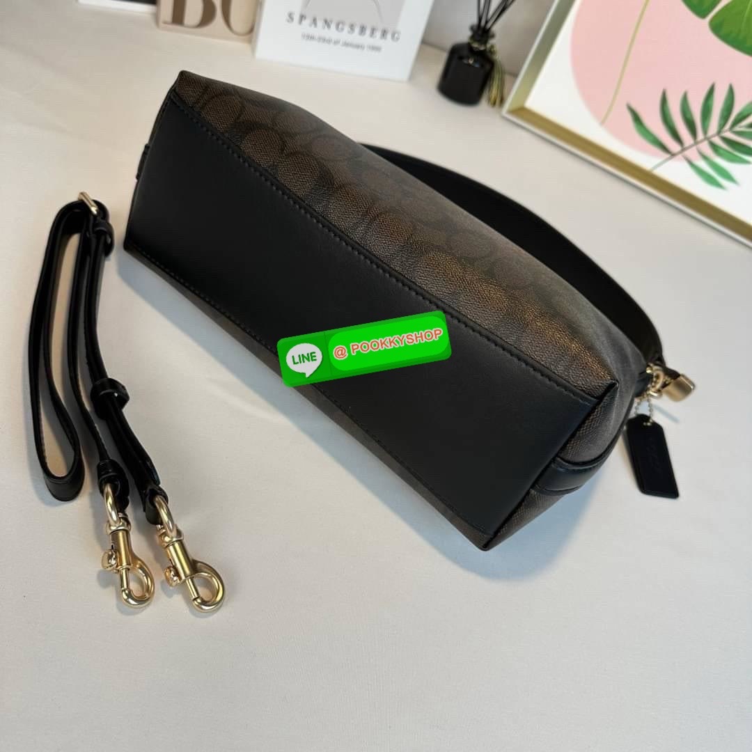 กระเป๋าสะพาย LEWIS IN SIGNATURE CANVAS ( COACH F85696) กระเป๋าหนังลาย C ผ้าใบเคลือบซิกเนเจอร์ พร้อมรายละเอียด หนัง เรียบ] ภายในกระเป๋ามัลติฟังก์ชั่น ปิดด้วยซิป ซับในผ้า