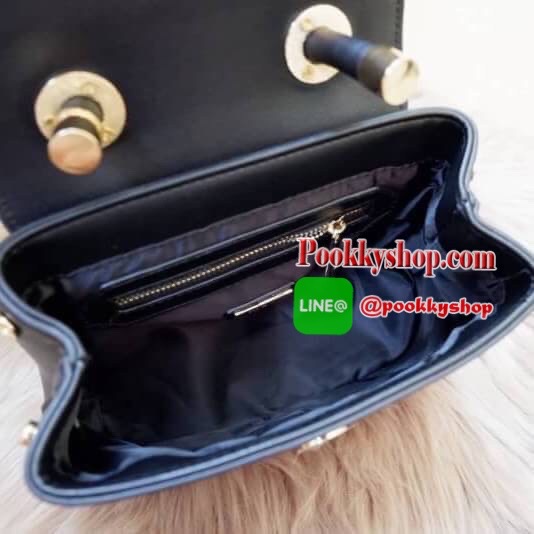 Lyn กระเป๋าหิ้วมาพร้อมสายสะพาย ขนาดกลางๆไม่เล็กไม่ใหญ่ ดีไซน์สวยน่ารัก ด้านในมีป้ายโลหะปั๊มแบรนด์ ใต้กระเป๋ามีหมุดรองทั้ง 4 มุม รูปทรงสวยเก๋ขนาดนี้ ไม่มีไม่ได้นะคะ