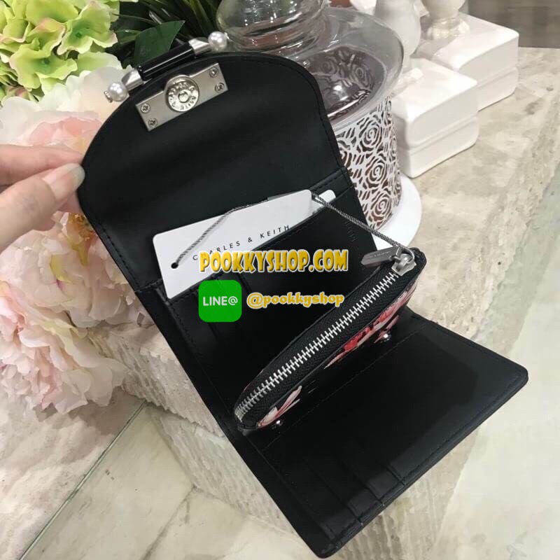 พร้อมส่งความน่ารัก! BEST SELLER! CHARLES & KEITH Peforated Wallet กระเป๋าสตางค์ใบสั้นพับ3ตอนรุ่นยอดนิยมวัสดุหนัง Saffiano สีดำประดับลายดอกไม้ Van Goh คลาสสิค ดีไซน์สวยเก๋ไม่ซ้ำใคร ด้านหน้าปั้มโลโก้เปิดปิดด้วยกระดุมเเม่เหล็ก ภายในมีกระเป๋าเล็กช่องซิปสำหรับ