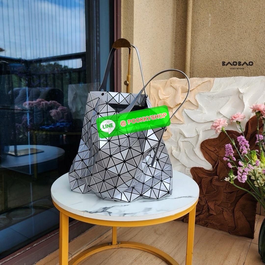 BAO BAO PRISM PLUS Handbag (Large) 🔖กระเป๋าถือจากแบรนด์ BAO BAO ISSEY MIYAKE ดีไซน์คลาสสิกทรงสี่เหลี่ยม มาพร้อมลวดลายสามเหลี่ยมที่มีมิติ 🔖วัสดุ: โพลีเอสเตอร์ ผสมหนัง 🔖 ปากกระเป๋าเปิด ซับในเป็นไนลอน มีช่องกระเป๋าด้านในและหูหิ้วกระเป