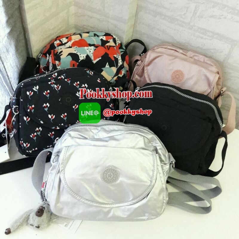 พร้อมส่ง KIPLING mini handbag k15313 กระเป๋าสะพายสุดน่ารัก ด้วยทรงกระเป๋าที่แสนจะน่ารัก มีความโค้งมน ขนาดกำลังดี ใช้งานง่ายๆในทุกวันของคุณ มีช่องด้านหน้าเปิดปิดง่ายด้วยตีนตุ้กแก และช่องอเนกประสงค์ปิดมิดด้วยซิป พร้อมพวงกุญแจน้องลิงอันเป็นเอกลักษณ์ของแบรนด์