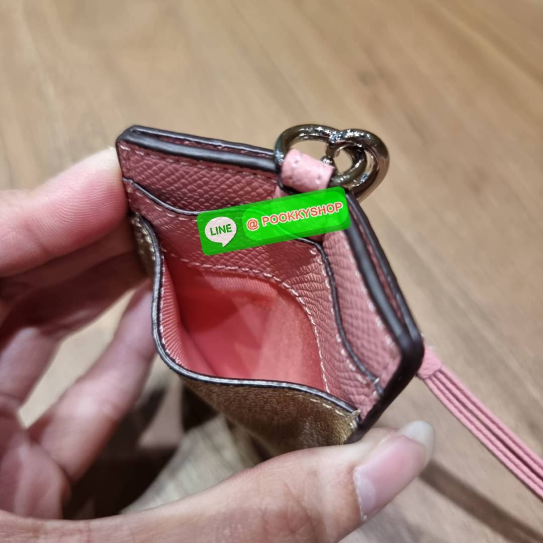 กระเป๋าใส่บัตรคล้องคอ Coach card holder ราคาพิเศษสุดๆ!!! ของหายาก!! ง่ายๆแบบไม่ธรรมดา!! คลาสสิคแต่มีดีเทลโดดเด่น!! กระเป๋าถนอมบัตร พร้อมสายคล้องคอ ดีไซน์ลวดลายสวย ดูดีทุกแบบ ใช้งานง่าย พกพาสะดวก จะใส่บัตรพนักงาน บัตรเครดิต บัตรปชช. ใบขับขี่ และบัตรอื่นๆที