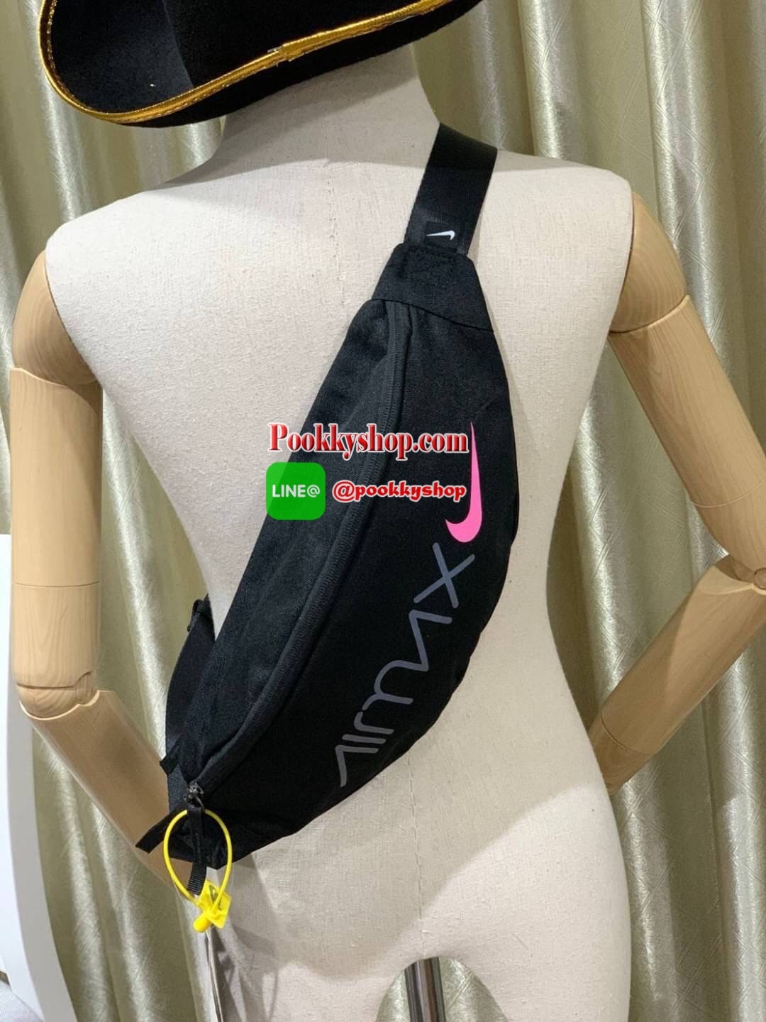 NIKE HERITAGE HIP PACK รุ่น BA6110-011 กระเป๋าทรงคาดเอวและคาดหน้าอกสไตล์สปอร์ต เปิดปิดด้วยซิปคู่ ภายในใส่กระเป๋าสตางค์ยาวได้ ด้านหน้าสกรีนตามลายต่างๆของนักออกแบบชื่อดังสาย มีคาดปรับความยาวได้ฟรีไซส์ น้ำหนักเบา เป็นกระเป๋าที่เปิดกว้างหาของได้ง่าย และใช้ได้