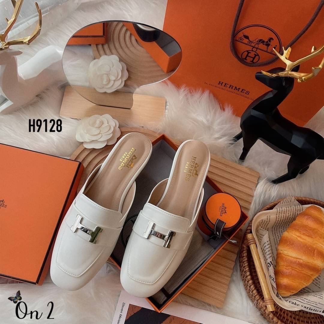 HERMES รองเท้าทรง slipper หน้าH สีเงินสวยหรู ทรงสวยอัพลุคให้ดูแพง ดูดี เสริมส้นเล็กน้อยสูง4cm.หนังนิ่มใส่สบายไม่กัดไม่บีบเท้าค่ะ