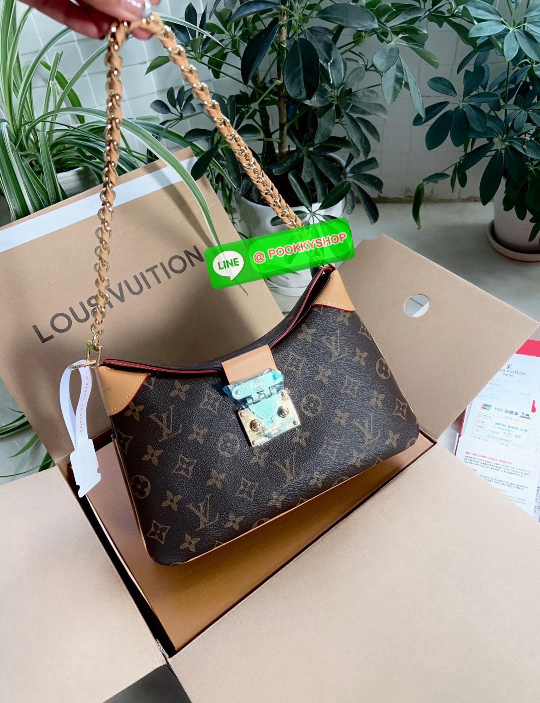 NEW IN เป็นอีกหนึ่งรุ่นที่สวยและดูดีมาก ห้าทพลาด! LOUIS VUITTON TWINNY BAG ((VIP GIFT DUTY FREE ตปท.)) 🔖พร้อมส่ง! เปิดออกมาน้องจะมีความหอมอ่อนๆในตัว คือดีย์มากๆ หนังแท้อย่างดี มีความนิ่ม ทรงสวย เก๋ ใช้ได้กับทุกๆวันไม่เบื่อเลยค่ะสาวๆ