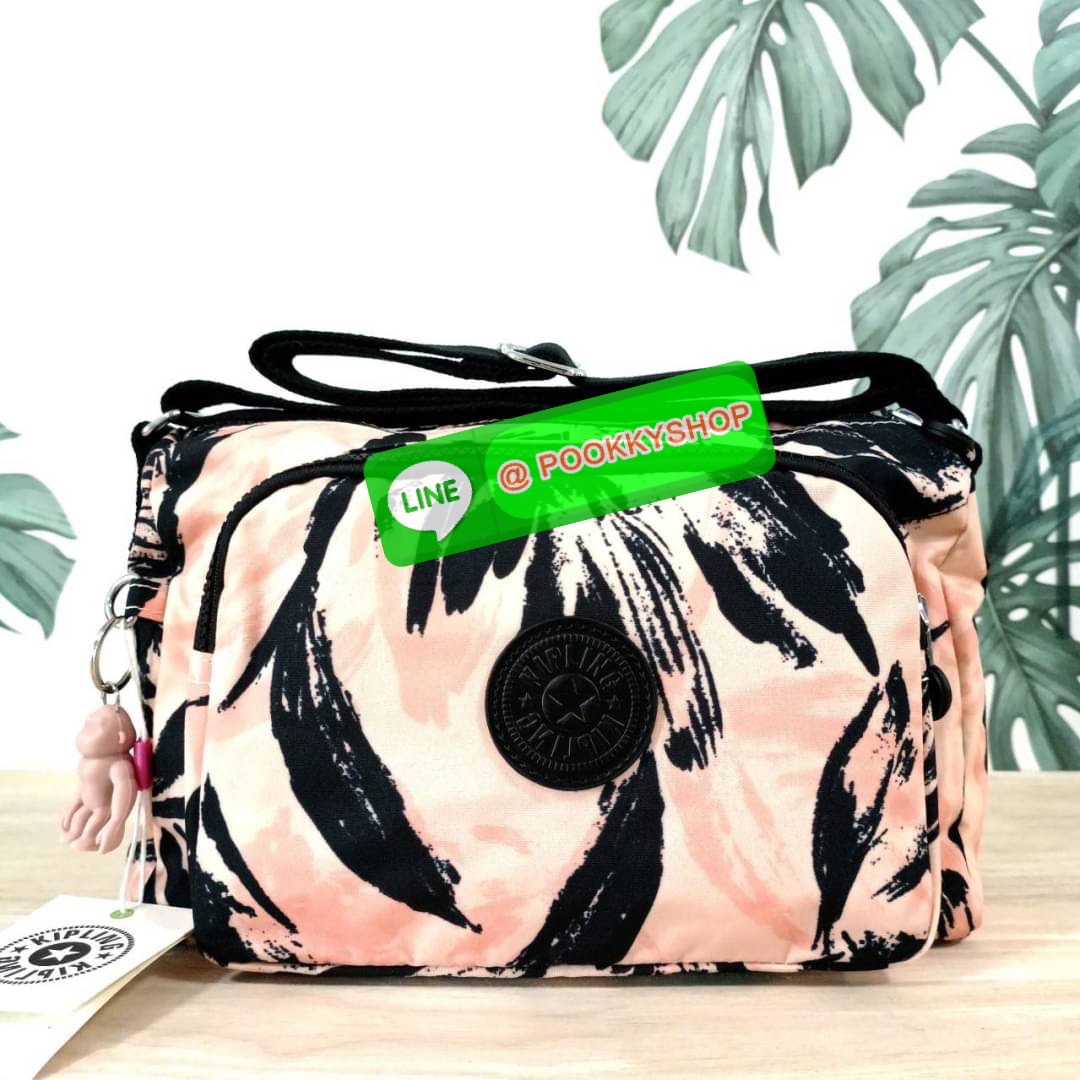 KIPLING RETH CROSSBODY BAG วัสดุ Nylon+polyester กระเป๋าสะพายข้างหรือ สะพาย Crossbody ได้ เปิด-ปิด ด้วยซิปปั๊มแบรนด์ที่หางซิป พร้อมช่องช่องหน้าแยกใส่ของใช้เล็กๆ น้อยๆ ได้ ช่องหลัก 2 ช่อง ด้านในโล่งกว้าง สามารถจุสัมภาระได้เยอะ มีช่องซิปด้านในและสายคล้องพวง