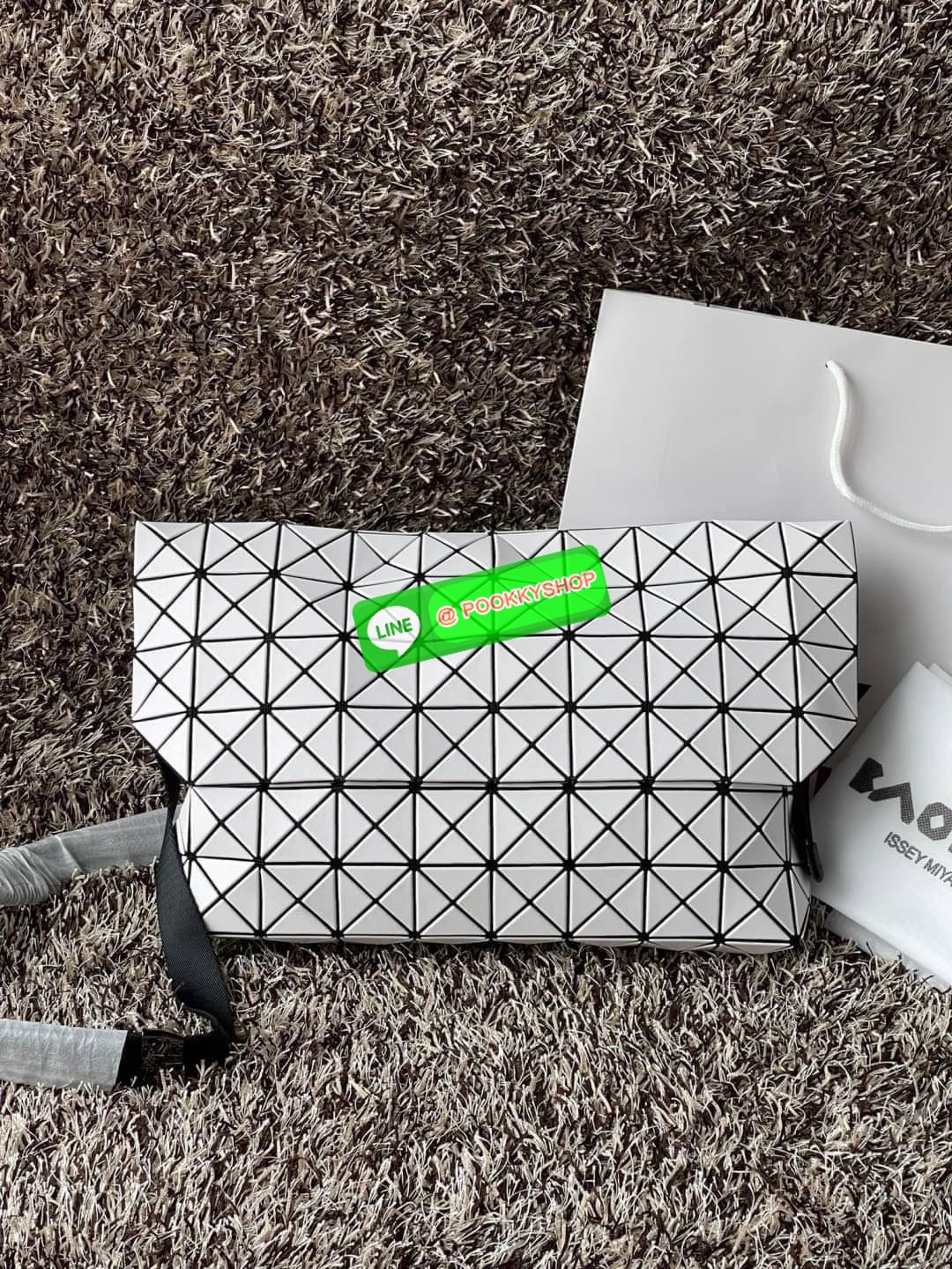 💕Baobao Issey Miyake Prism Sac ชาวมินิมอลทั้งชายและหญิงต้องถูกใจรุ่นนี้ เพราะ Prism Sac เป็นกระเป๋าแบบ unisex ที่มาพร้อมกับความเรียบง่ายของวัสดุเนื้อแมตต์ แต่ให้ลุคสไตล์เท่แบบคูลๆ โดดเด่นด้วยดีไซน์ที่ออกแบบมาให้ใช้งานที่ง่าย ตอบโจทย์ทุกสถานการณ์ฝา