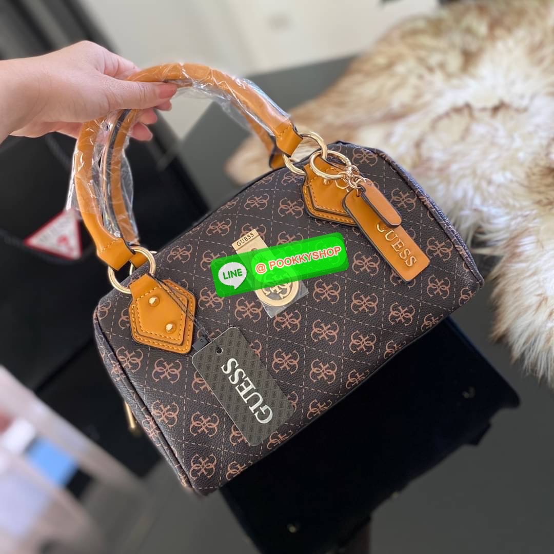 GUESS JENSEN BOX SATCHEL กระเป๋าทรงหมอน ประดับพวงกุญแจโลโก้แบรนด์ด้านหน้ากระเป๋า มีหมุดรองฐานตั้งอยู่ทรง มาพร้อมกับสายสะพายยาวปรับระดับได้ ภายในซับในตราแบรนด์อย่างดี รุ่นนี้สวยงามมากค่ะ สินค้าถ่ายจากงานจริง ใครได้ไปรับรองไม่ผิดหวัง❤️