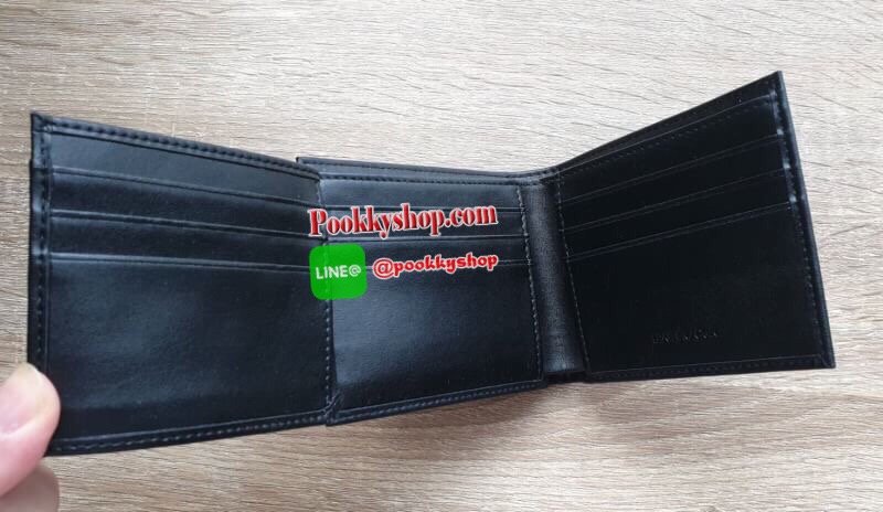 New arrival!!! พร้อมส่ง Calvin Klein Wallet กระเป๋าสตางค์แบบพับ 2 ตอนสำหรับผู้ชาย ตัวกระเป๋าเป็นหนังลวดลายโดดเด่นดูไม่จำเจ ด้านในมีช่องใส่บัตร ใส่ธนบัตรแยกเป็นสัดส่วน ไม่ว่าจะใช้เองหรือเป็นของขวัญก็คุ้มค่าน่าใช้มากค่า
