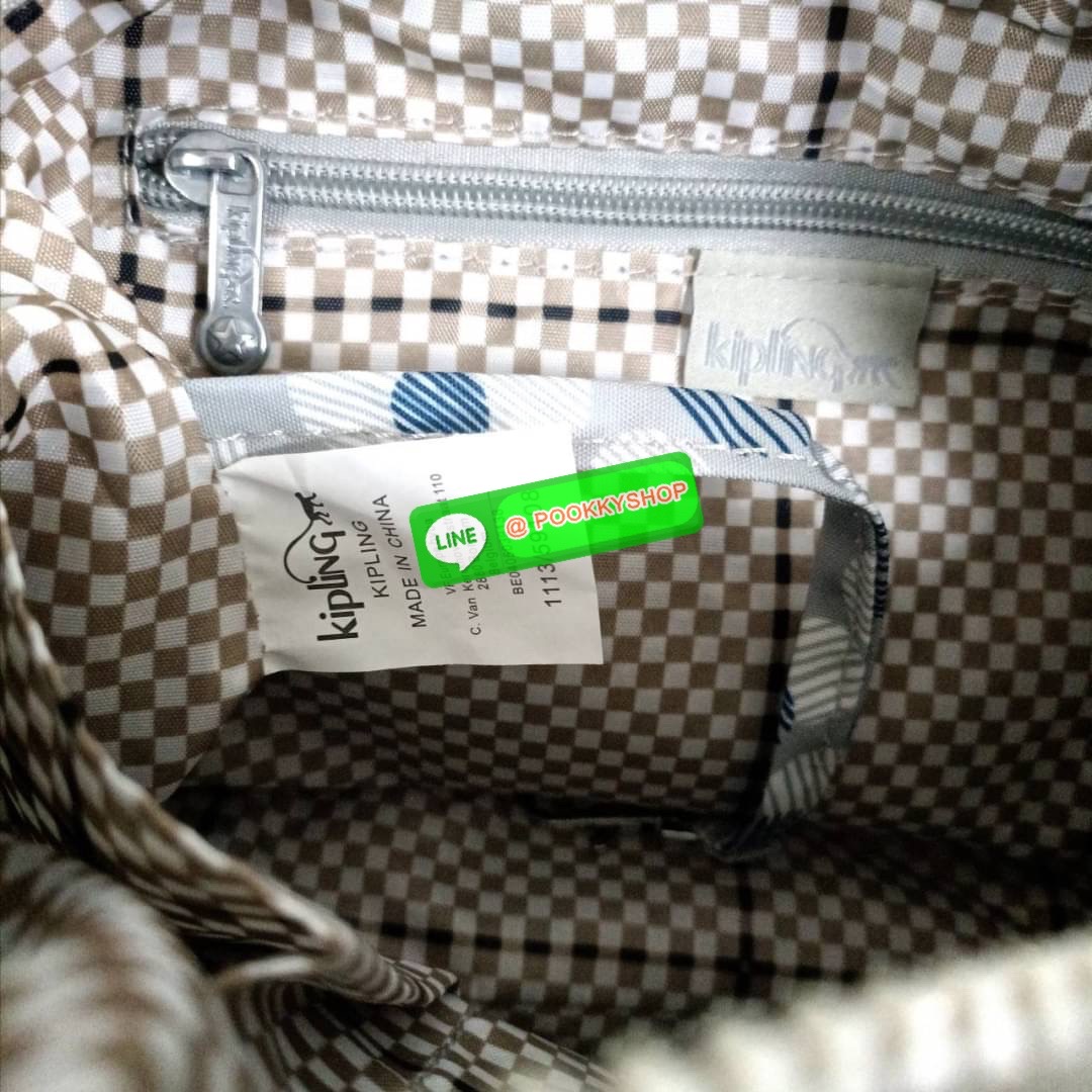 KIPLING ELISE HANDBAG กระเป๋าถือและสะพายไหล่ วัสดุ Nylon +Polyester ขนาดกำลังพอดี จุของได้มาก มีหูจับสองสาย ถือสะดวก น้ำหนักเบา มีช่องซิป ด้านหน้า ช่อง กระเป๋าหลักเปิด-ปิดด้วยซิป มี3 ช่องว่างใส่ของได้จุมากๆ ใส่มือถือได้ กระเป๋าสตางค์ใบยาว และ เครื่องสำอาง