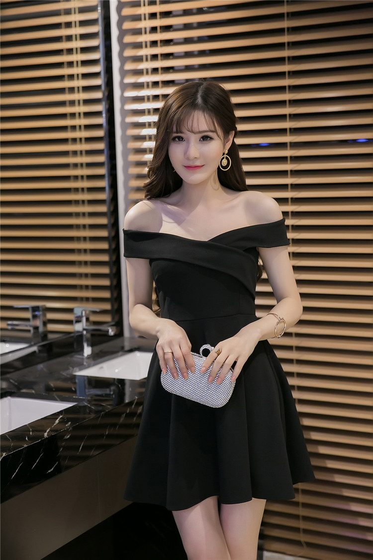 ชุดเดรสแฟชั่นเกาหลี โชว์ไหล่ เซ็กซี่ กระโปรงบาน สีดำ