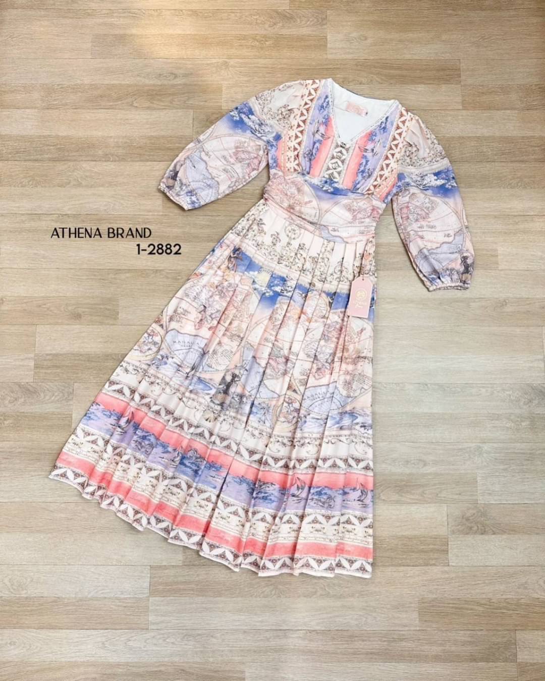 Maxi Dress พิมพ์ลายวินเทจสไตล์มาในโทนสีสุดละมุน ดีไซน์คอวีแขนยาวพองจั๊มพ์ มีกิมมิคตกแต่งกระดุมและลูกไม้หวานๆ ตัวเดรสเย็บจับจีบ มาพร้อมกับซับในและซิปด้านข้าง ผ้าเริ่ด คีพลุคเจ้าหญิงเจ้าใจ ใส่แล้วสบายผิวสุดๆ