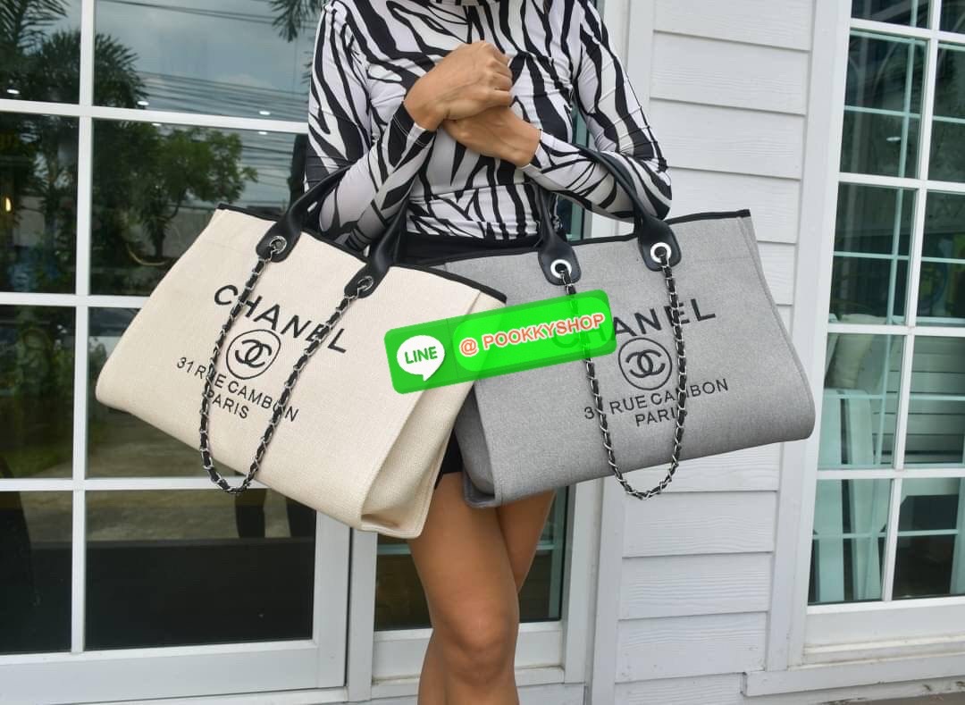 premium gift Chanel Tote canvas จากแบรนด์ Chanel กระเป๋าสะพาย Chanel Tote canvas โลโก้ปักกระเป๋าทรง Tote ผ้า canvas เนื้อหนาอย่างดีมีซับใน ด้านหน้าปักโลโก้ไข่มุกแบรนด์หรู หูจับมี 2 แบบคือ แบบสายหนัง และ โซ่ สามารถสะพายไหล่ได้คะ ใบใหญุจุของคุ้ม แต่น้ำหนักเ