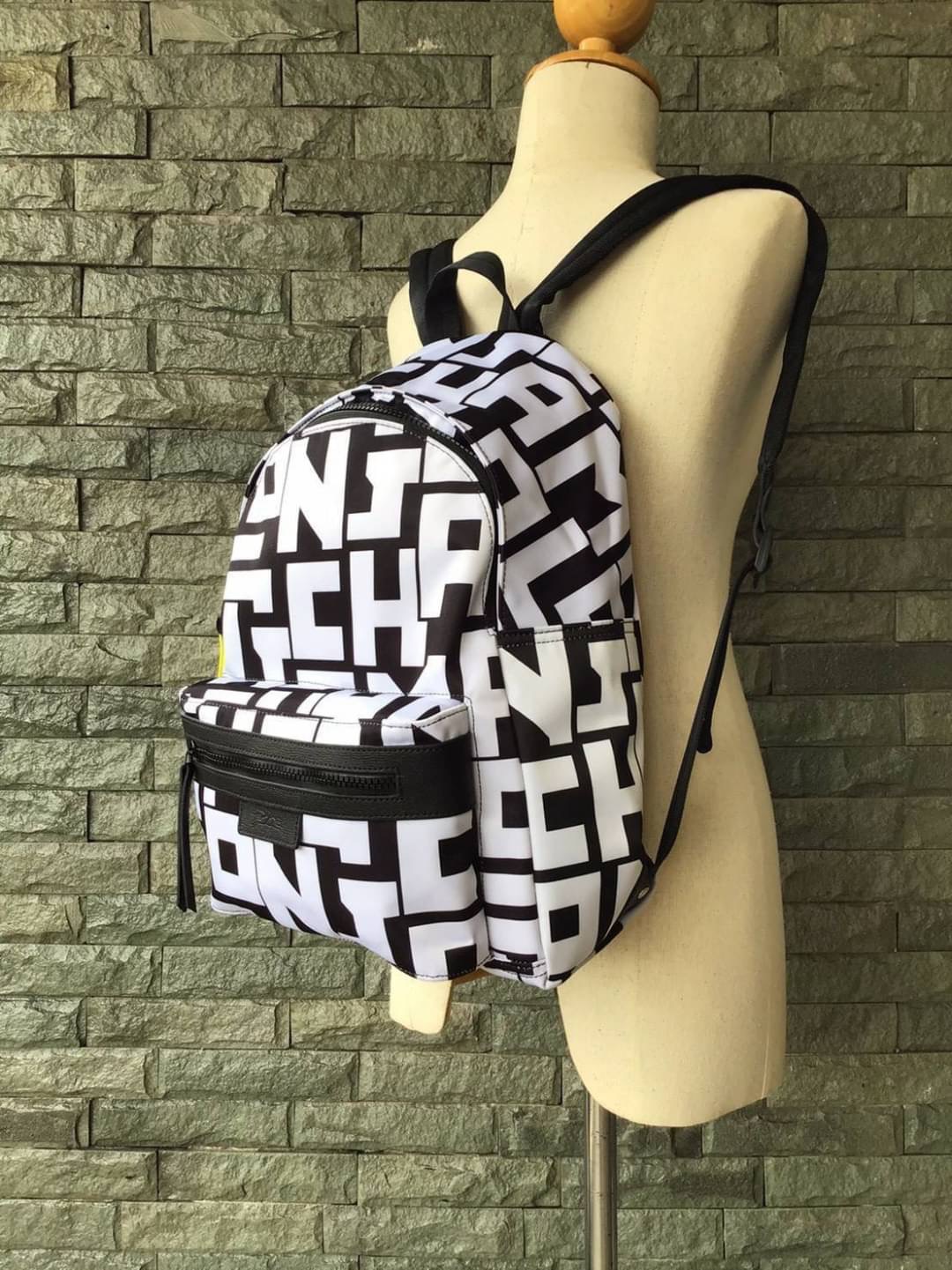 LONGCHAMP LE PLIAGE LGP BACKPACK รายละเอียด • วัสดุ: ผ้าใบ • อะไหล่: นิกเกิล • ตัวกระเป๋า: ผ้าใบโพลีอะไมด์เคลือบด้านใน • ตกแต่ง: หนังวัว รายละเอียดภายนอก • การปิด: ด้วยซิป • สายสะพาย: เลื่อนปรับระดับได้ • ช่อง: 1 ช่องซิป ภายใน • ช่องใส่ของ: 1 ช่อง ช่องด้า