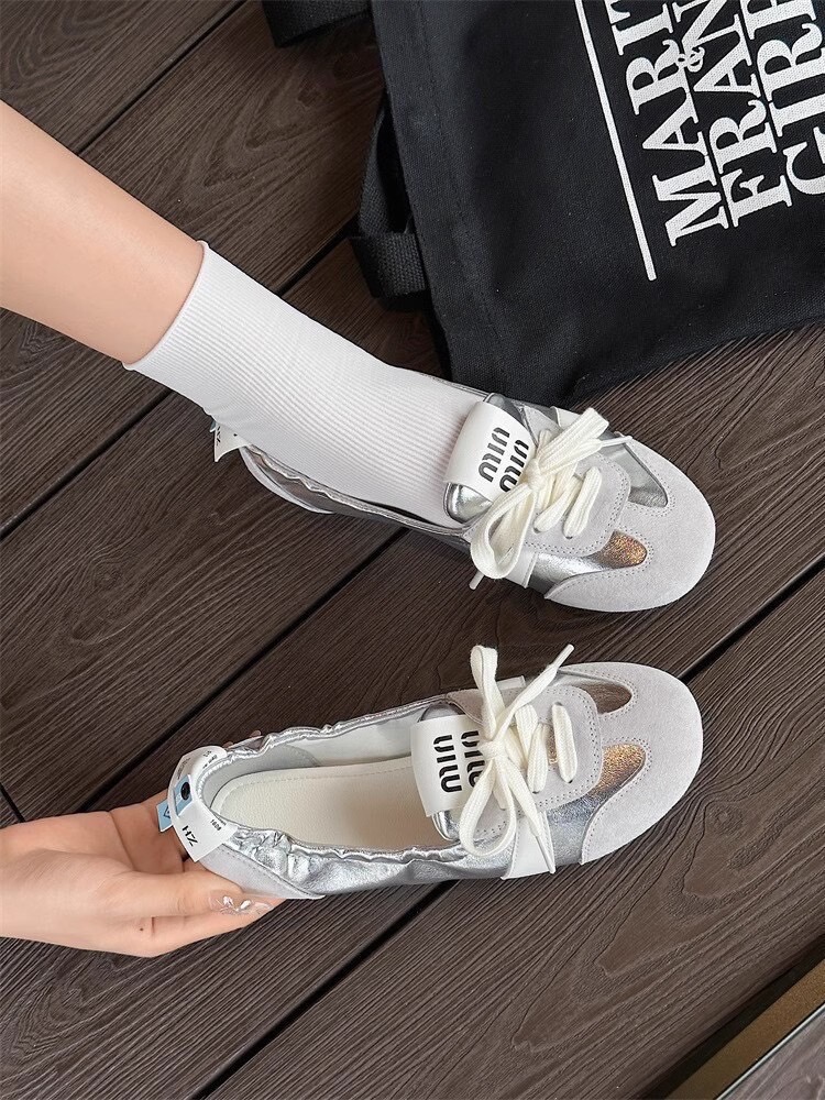 กรี๊ดมากค่ะรุ่นนี้ มาใหม่ล่าสุด รองเท้าผ้าใบ miumiu ตัวใหม่ สวยเกินเบอร์มากกกค่ะ ที่สำคัญ ใส่สบายมากกก น้องนิ่มมากค่ะ พื้นกันลื่นซิลิโคน บอกเลย ดีย์แบบตะโกน ใส่ไม่เจ็บเท้า พร้อมกล่อง