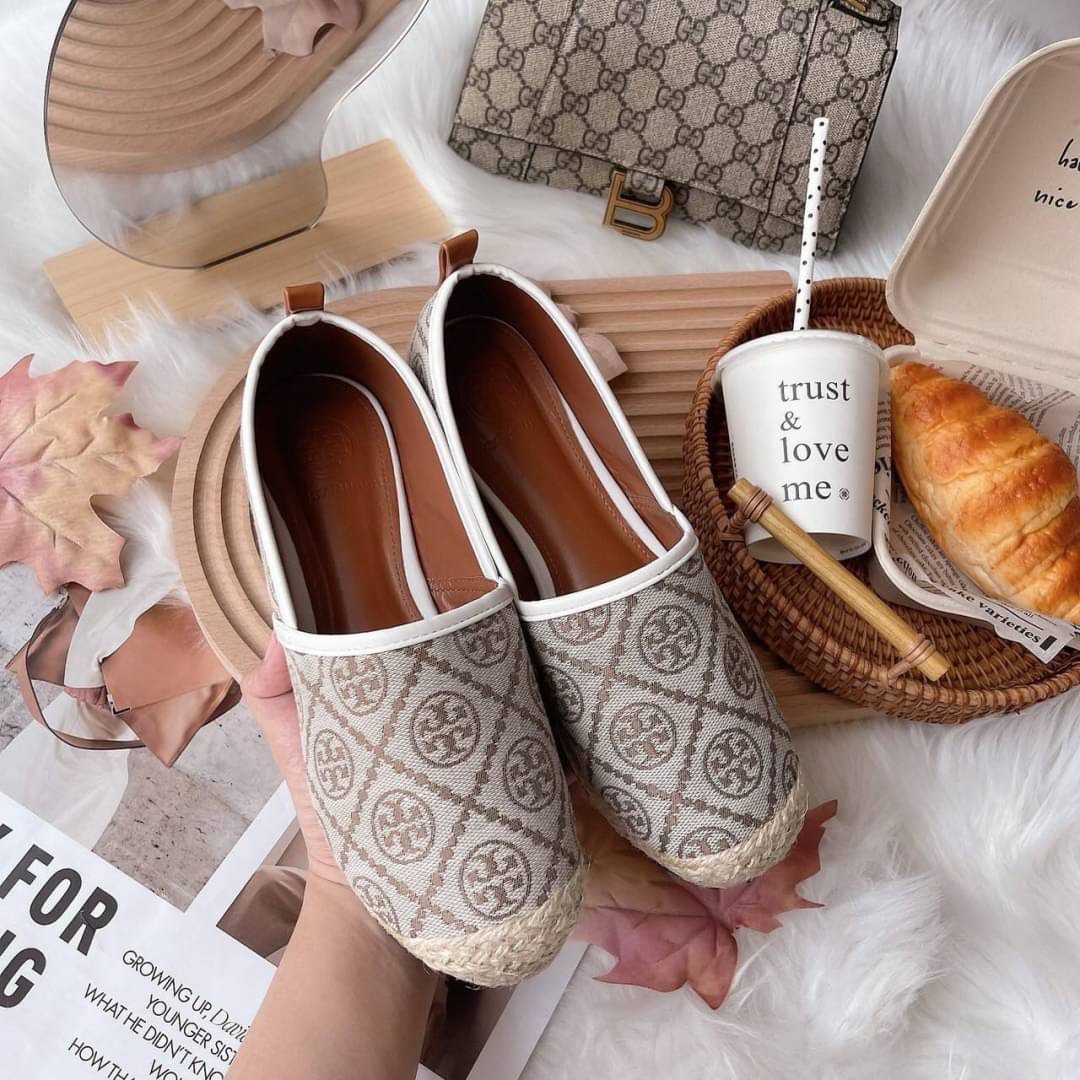 งานเข้าใหม่ เพิ่งเข้าเรยจร้า สีใหม่ รองเท้าผ้าใบ ทอรี่เบิร์ชโมโนแกรม ตัวใหม่ ล่าสุดปีนี้ แบบ คุณเบลล่า สวยค่ะ ผ้าทอสวย เหมือนแท้ พื้นปั้มแบรนด์