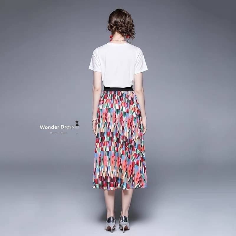 NEW ARRIVAL KOREA DESIGN BY WONDER DRESS สินค้าพร้อมส่งจร้า เซทเสื้อยืดกับกระโปรงสีสันสดใส ดีเทลเสื้อยืดแขนสั้นสีขาวสกรีนช่วงหน้าอก จับคู่มากับกระโปรงอัดพีสรอบตัวสีสันสวยงาม งานสวยดูดี สวมใส่ได้ตลอดเลยคะ
