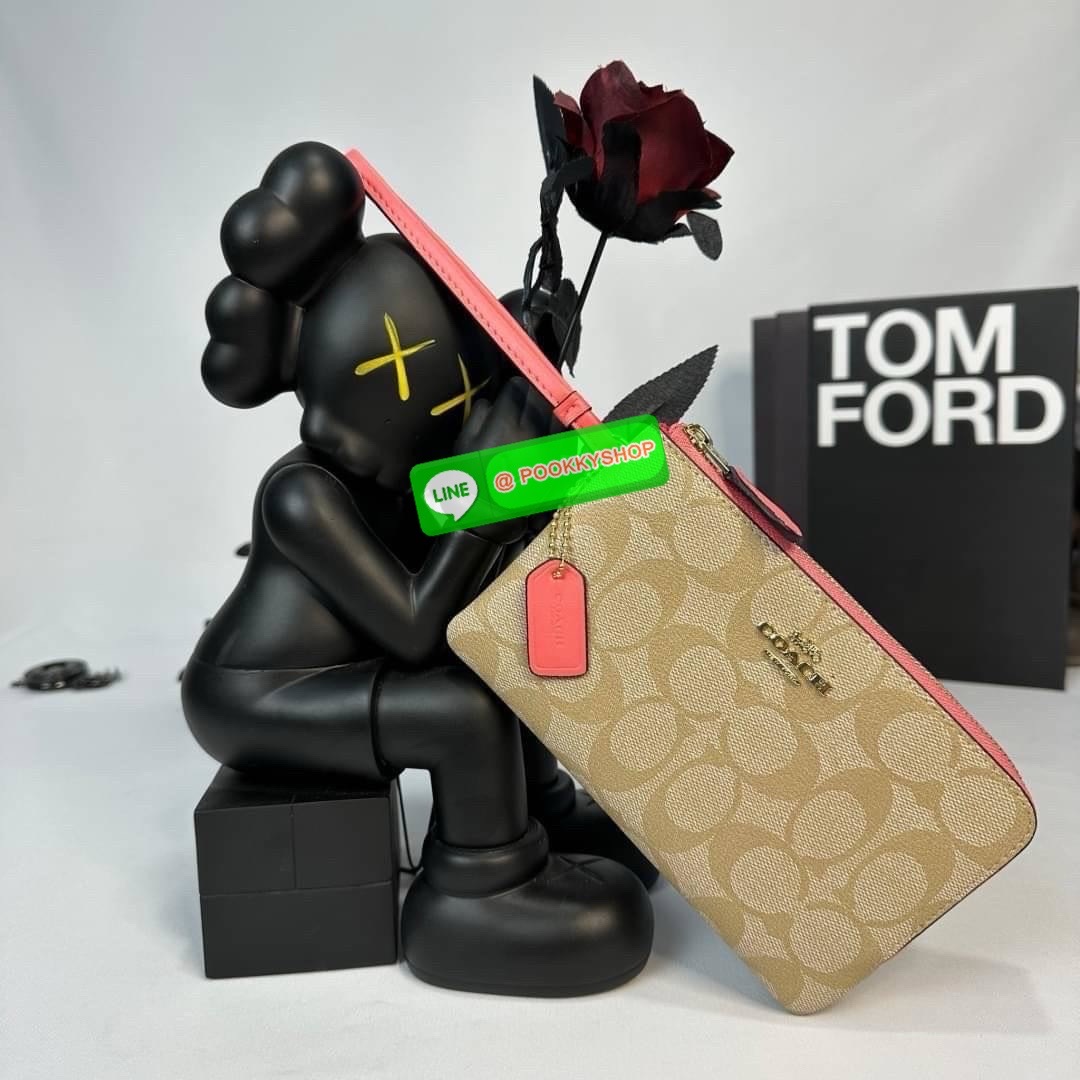 กระเป๋าคล้องมือ COACH 87591 DOUBLE CORNER ZIP WRISTLET IN SIGNATURE CANVAS (COACH 87591 ） กระเป๋าคล้องมือ2เซิปใหญ่ ลายCหนังและ ด้านในเป็นผ้า แบ่งเป็นช่องเล็กๆใส่เหรียญใส่แบงค์ใส่บัตร แล้วแต่จะใส่มีหลายช่อง ใส่โทรศัพท์ได้ทุกรุ่นพร้อมสายคล้องมือ