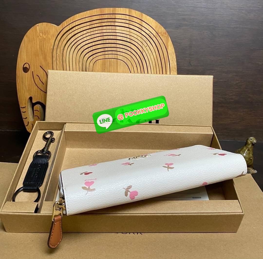 COACH ACCORDION ZIP WALLET IN SIGNATURE CANVAS กระเป๋าสตางค์ใบยาว ซิปรอบ ใช้งานง่าย ด้วยฟังค์ชั้น ด้านใน ใส่บัตรได้จุใจ มีช่องซิปใส่เหรียญตรงกลาง โดนใจหลายๆคนไปเรียบร้อยและคลาสสิค เรียบหรูดูแพงตลอดกาล ยกให้รุ่นนี้เลย