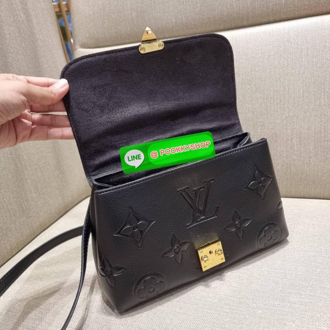 LV MADELEINE BAG ใหม่ล่าสุด อีกหนึ่งรุ่นคลาสสิคหายาก จากเคาน์เตอร์ dutyfree ที่สาวๆรอคอย กระเป๋าถือ/สะพายข้าง ดีไซน์เรียบง่าย แต่เต็มไปด้วยดีเทลความหรู วัสดุหนังวัวปั๊มลายเอกลักษณ์ เปิด‐ปิดด้วยอะไหล่กดล็อคสีทองหรู และมีพวงหนังห้อยพิเศษแถมมาให้ด้วย ภายในแบ