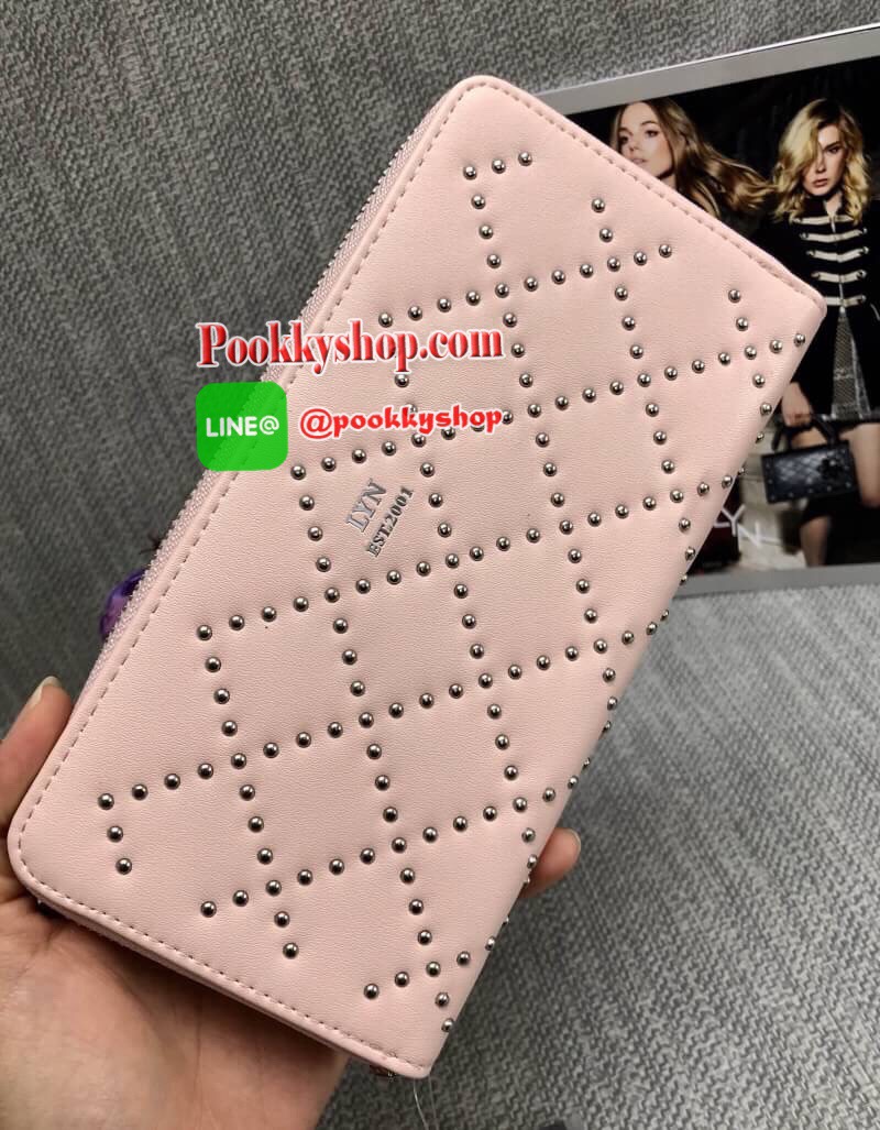 New arrival. LYN ALESSIA LONG WALLET BAG พร้อมส่งรุ่นใหม่ล่าสุดปี 2018 ค่ะ!!! กระเป๋าสตางค์ใบยาวซิปรอบ ตัวกระเป๋าปักหมุดกลมทรงข้าวหลามตัด เก๋มากๆค่ะ เปิดปิดกระเป๋าแบบซิป ภายในแบ่งสามช่อง มีช่องซิปกลาง ช่องหน้าหลังใส่ธนบัตร มือถือพวก iphon ได้ และช่องเสียบ