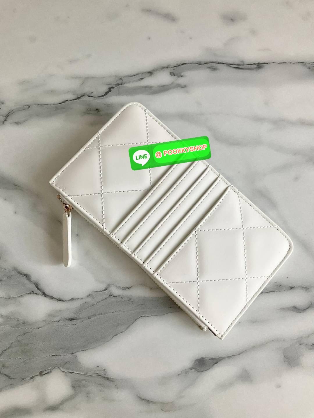 พร้อมส่งแล้วค่ะ ❤️🤍 พร้อมส่งที่ไทยค่าา กระเป๋าสตางค์รับทรัพย์ แนะนำรุ่นนี้เลยคะ งานกิ้ฟ กระเป๋าสตางค์ทรงสวย สะดุดตา หนังสัมผัสลายด้าน จากแบรนด์ CHANEL ด้านหน้ามีโลโก้แบรนด์ CC สีทองหรู มีช่องซิปยาว ใส่ธนบัตร ด้านหน้าใส่มือถือขนาดเท่า NOTE10