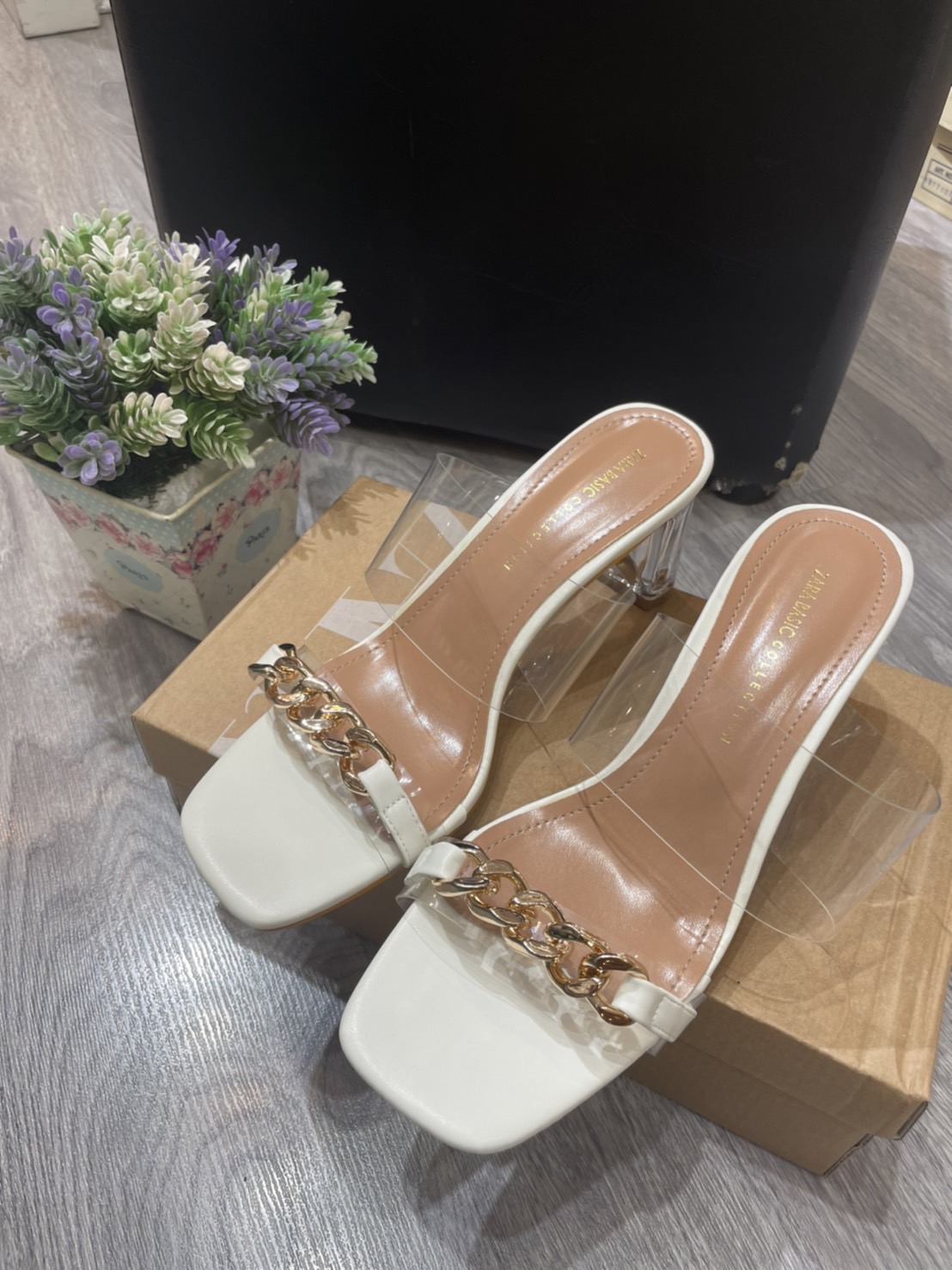 พร้อมส่งคะ ZARA shoes งาน ZARA อะไหล่โซ่ทอง ส้นสูง 3 นิ้ว สวยยืน1 มาแล้วจ้า ทรงสวยอย่างดี งานเกร๋เรียบหรูดูแพง ตัวนี้ห้ามพลาด ใส่สบายจะแมตช์กับกางเกง👖หรือกระโปรง👗ก็ได้ค่ะ แม่ค้าคอนเฟริม ห้ามพลาดเลยจ้าตัวนี้แนะนำ อย่าช้ารีบเลย