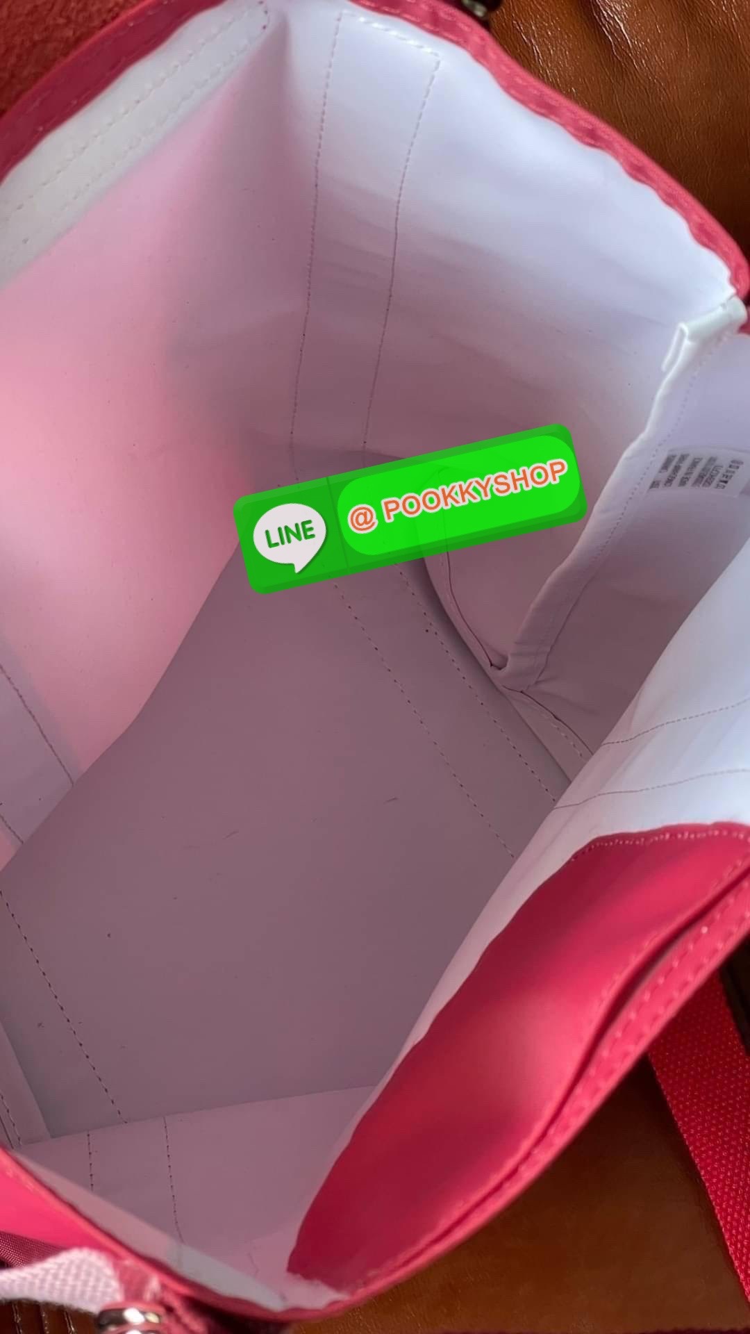 💕LONGCHAMP LE PLIAGE RE-PLAY Tote bag S เป็นอีกรุ่นที่น่าสนใจในการออกแบบ กระเป๋าโท้ทแนวตั้งที่กว้างขวางมีน้ำหนักเบา ใช้งานได้จริง ปิดด้วยกระดุมแป๊กและสามารถถือด้วยมือ สะพายไหล่ และสะพายข้างลำตัว Le Pliage Re-Play เวอร์ชันใหม่นี้ยังคงเติมชีวิตชีวา