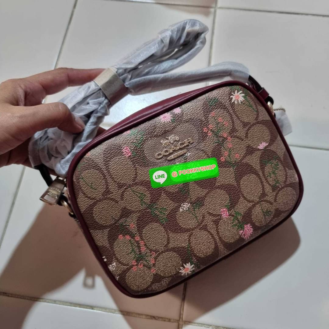 COACH CA719 MINI JAMIE CAMERA BAG IN SIGNATURE CANVAS WITH WILDFLOWER PRINT กระเป๋าสะพายข้าง สวยอยู่ทรง รอบนี้มาในไซน์มินิ ขนาดกำลังดี ดีไซน์น่ารักน่าใช้ ด้วยลายพริ้นท์คละรอบใบ วัสดุหนังแคนวาสเคลือบลาย เปิด-ปิดด้วยซิป ใช้งานสะดวก ภายในเป็นช่องโล่ง พกพาของ
