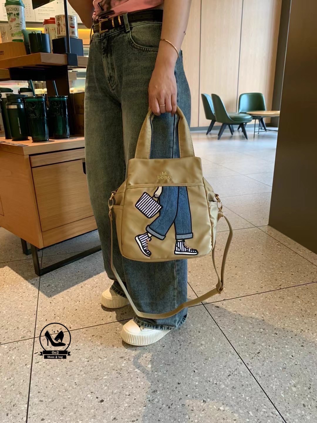 กระเป๋าเป้ได้ สะพายข้างได แบรนด์ miss zapatos วัสดุตัวกระเป๋าทำจากผ้ากันน้ำอย่างดี water proof อะไหล่สีเงิน ด้านบนเป็นปากซิป ด้านหน้า และด้านหลังมีช่องซิป ด้านข้างมีช่องใส่ของ งานจริงน่าใช้มาก สายกระเป๋าสะพายทำเป็นเป้ได้ หรือทำเป็น crossbody bag ก็ได้นะคะ