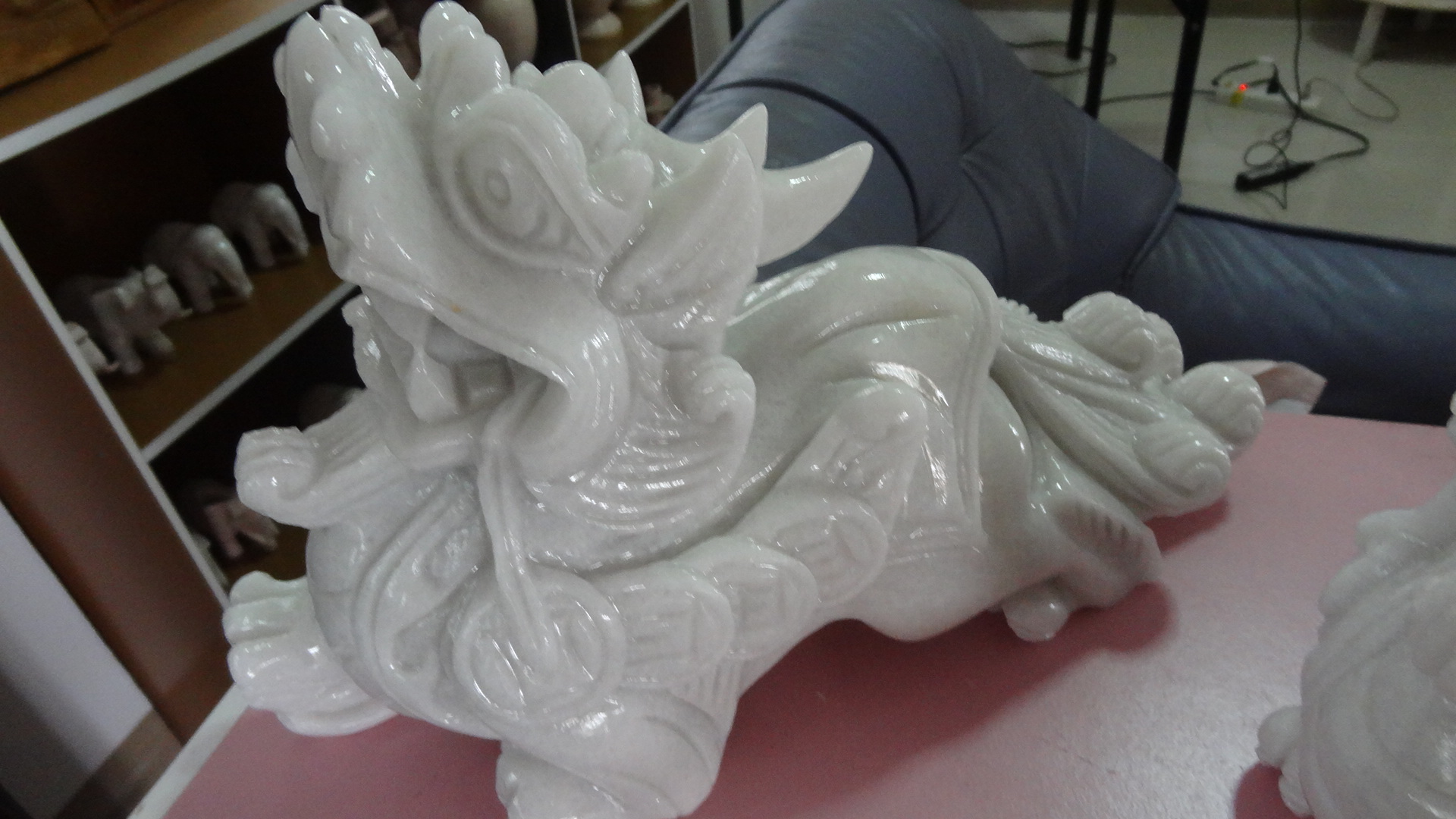 ปี่เซี๊ยะคู่ หินอ่อนสีขาว หางพวง ขนาดยาว 32 สูง 20 เซนติเมตร ( 1 คู่ )