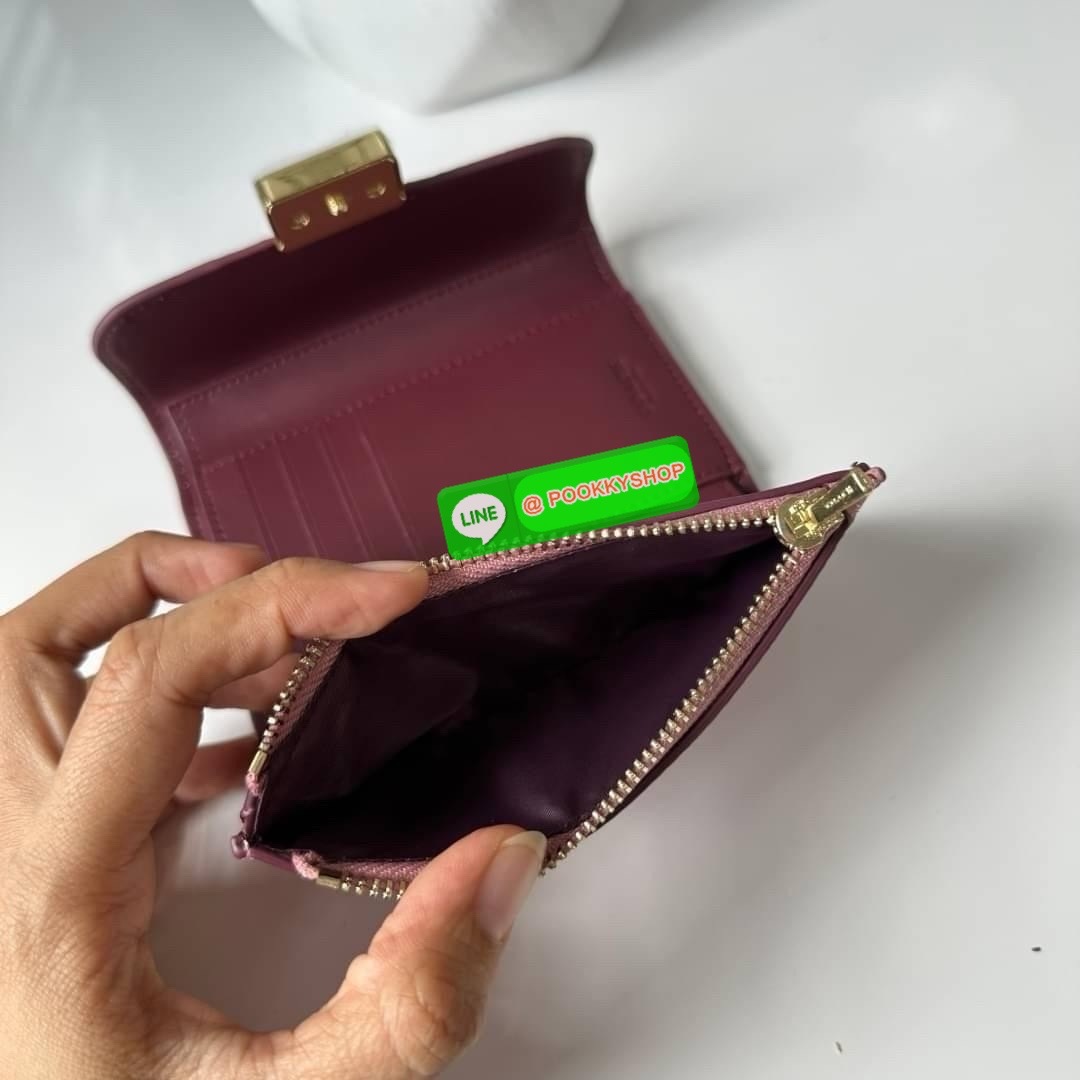 Coach Medium Grace Wallet (Cl421) 🔖กระเป๋าสุดหรูใบกลาง ขนาดกำลังดีกระทัดรัด 🔖วัสดุ : pebble leather 🔖ภายในมีช่องใบบัตรเครดิต 6 ช่อง มีช่องใส่เหรียญแยก สามารถใส่ธนบัตรแบงค์พันได้คะ