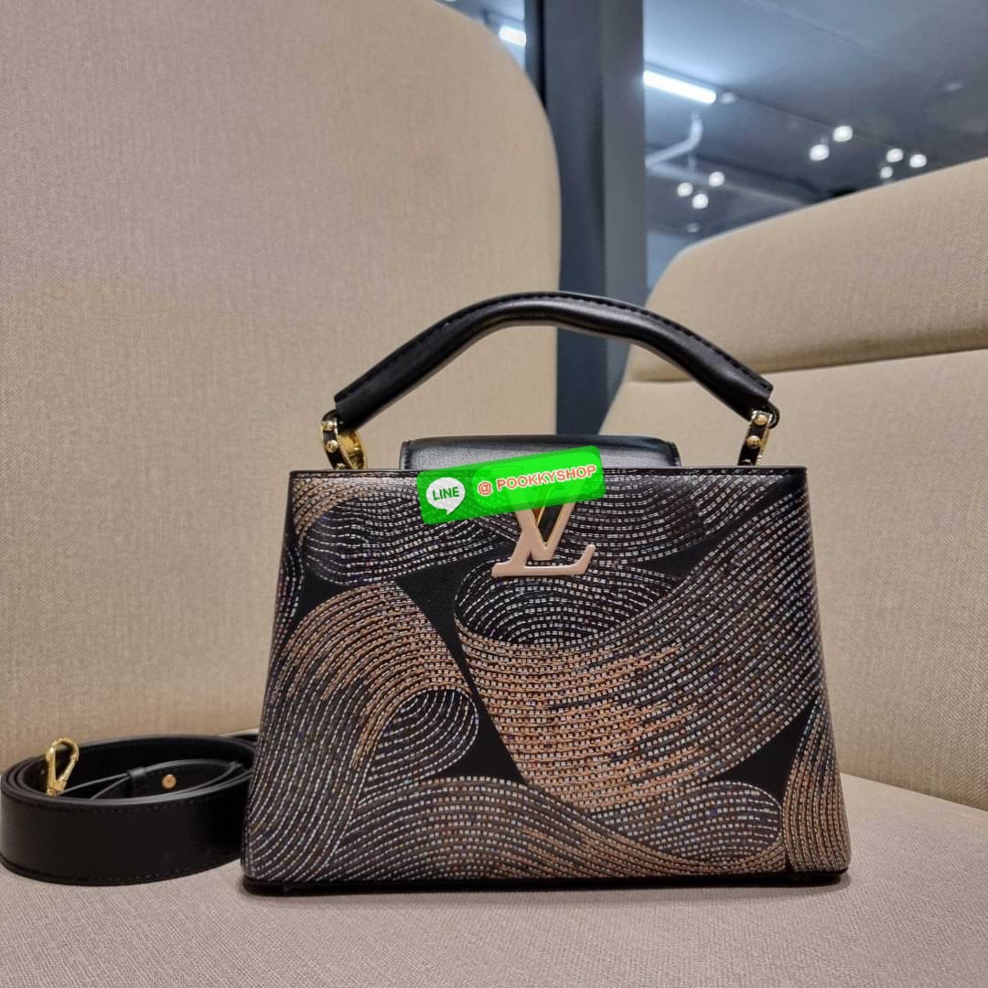 NEW IN!! LV capucines top handle วีไอพีพรีเมี่ยมกิ๊ฟจากเคาน์เตอร์ ที่สุดของความสวยในราคาเบาๆ กระเป๋าถือสุดหรู ดีไซน์ทรงคลาสสิค พร้อมลวดลายหรูหรา มาพร้อมหูจับในตัว ด้วยรูปทรงวินเทจและวัสดุหนังแท้ ขับผิว ทำให้ไอเท็มนี้สะกดทุกสายตาจริงๆ และยังมีลูกเล่นที่ฝาป
