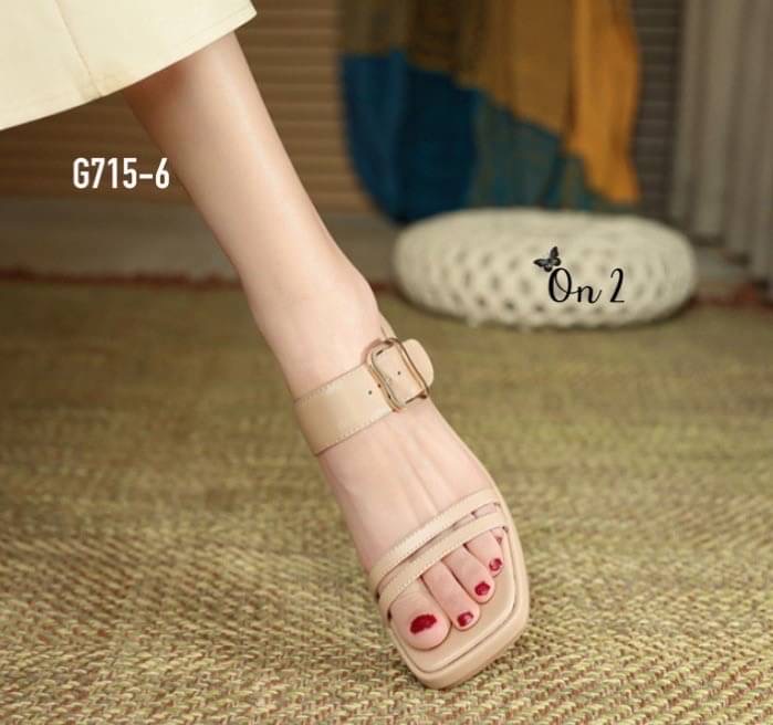 รองเท้าส้นเตารีดความสูงกำลังดี ใส่สบายไม่ปวดไม่เหมื่อยเท้า มาพร้อมดีไซน์เรียบเก๋ สวมหน้ารัดข้อเท้าโทนสีเข้ากับชุดง่าย ได้ทุกชุด งานสไตล์แบรนด์ดีไซน์น้อยแต่มากค่ะพร้อมส่ง 2 สีค่ะ