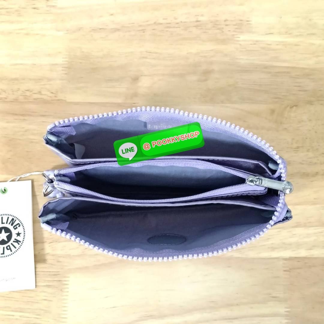 Kipling Creativity Large Pouch วัสดุ Nylon 100% กระเป๋าคล้องมือขนาดพอเหมาะ 7.25 นิ้ว พกพาสะดวก เปิด-ปิดด้วยซิปเดียวใช้งานง่าย ด้านในมีช่องกว้าง 2 ช่องและช่องซิปเล็กตรงกลางอีก 1ช่อง ใช้งานได้สะดวก สามารถใส่มือถือ 7.5 นิ้วได้ กุญแจรถ ธนบัตรได้ ล็อตนี้มาพร้อ